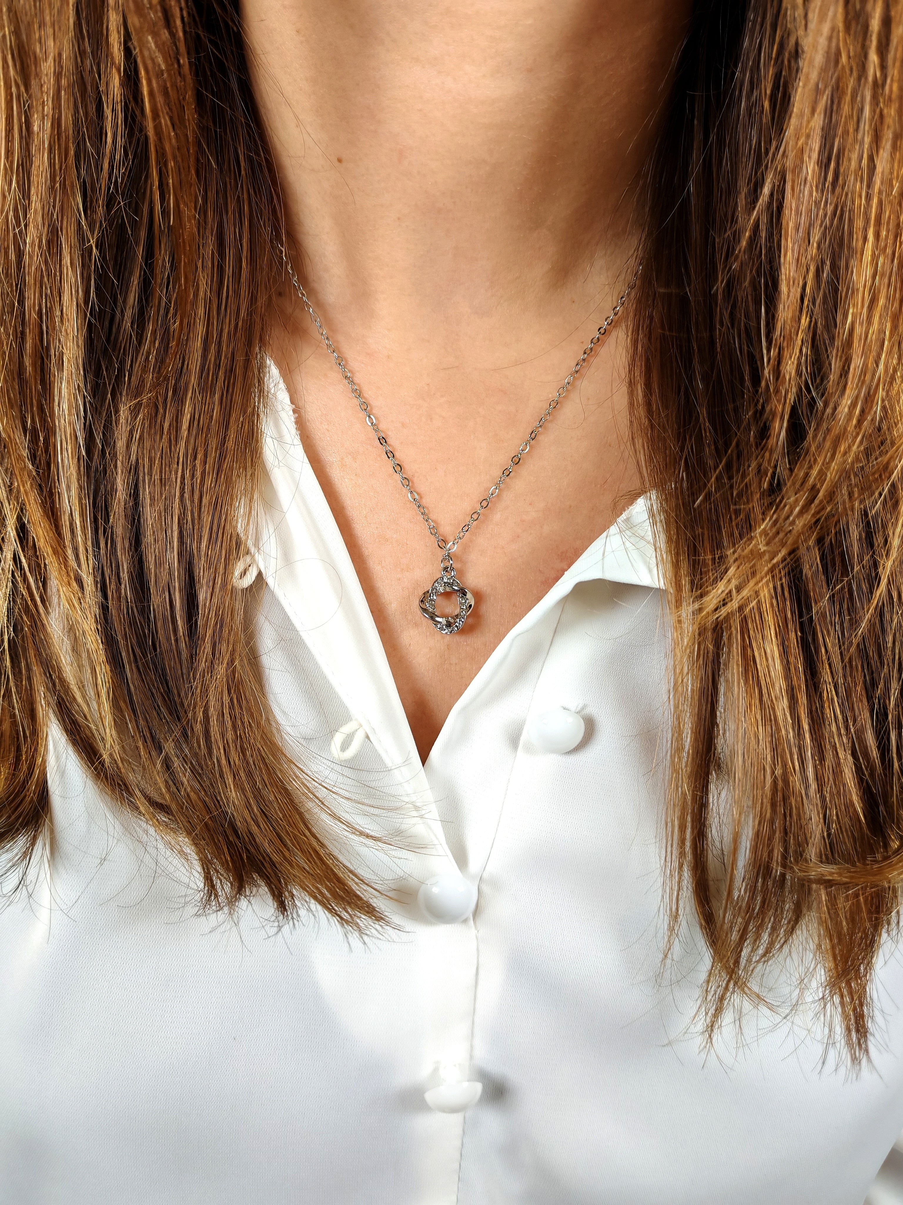 Collana Incrocio di Luce in Metallo Argentato e Zirconi Brillanti