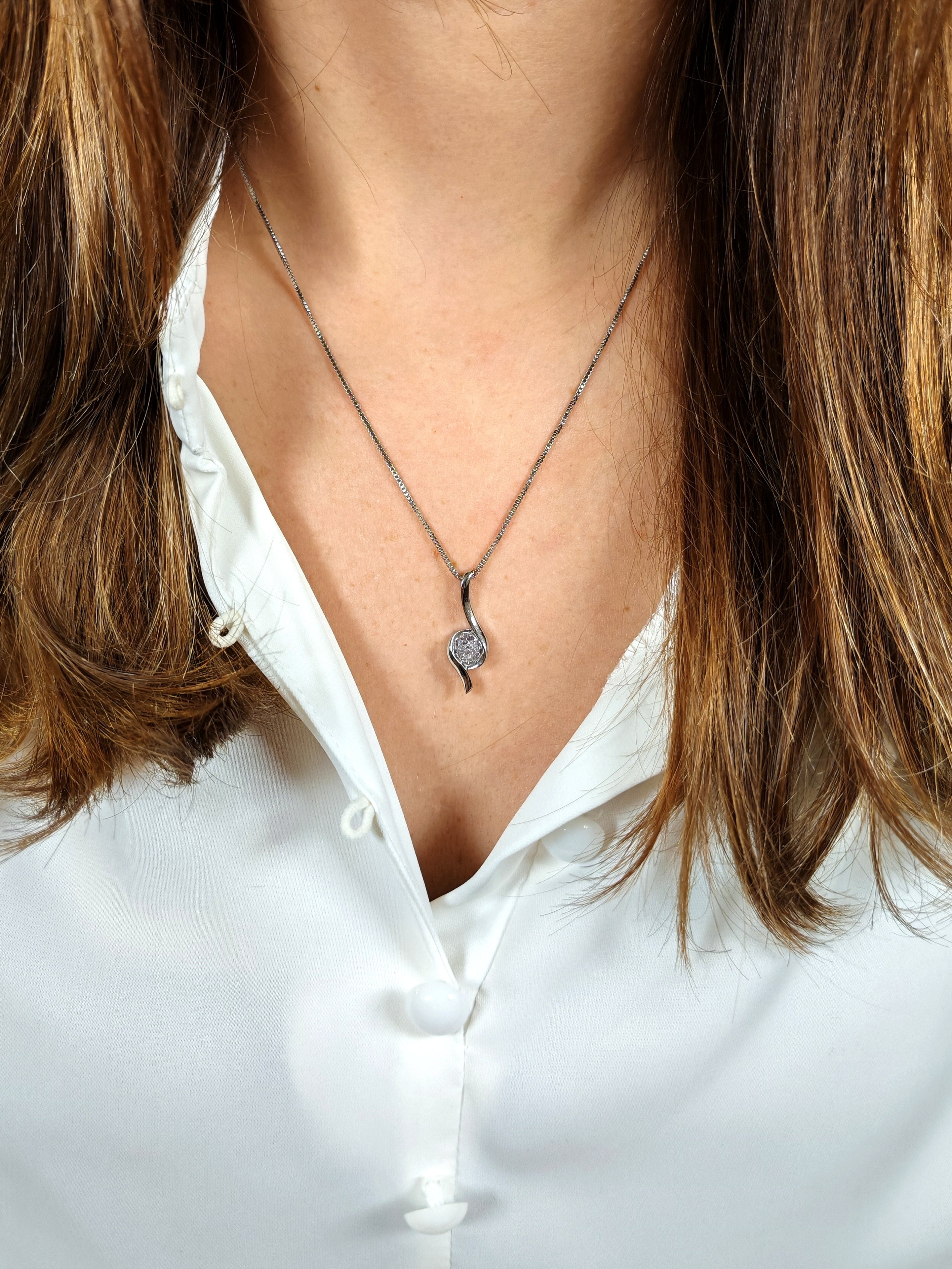 Collana Sinuosità Luminosa con Pendente Punto Luce