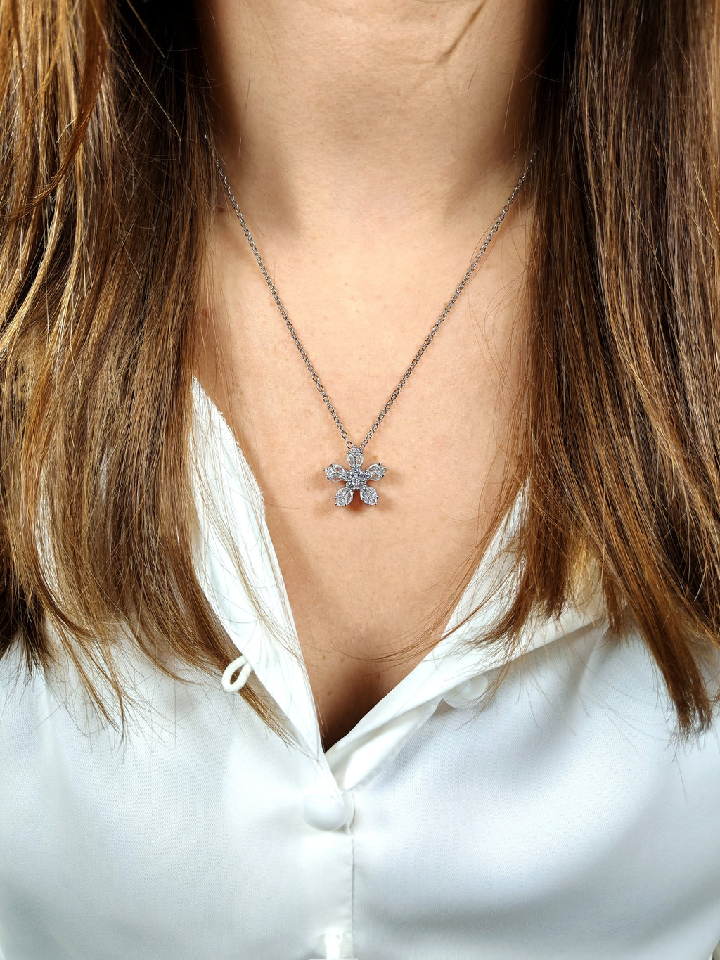 Collana con Ciondolo a Fiore e Zirconi Luminosi - Eleganza Floreale