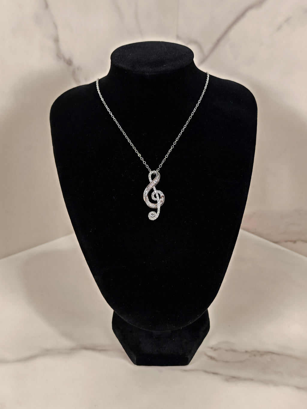 Collana con Pendente a Chiave di Violino e Zirconi Luminosi