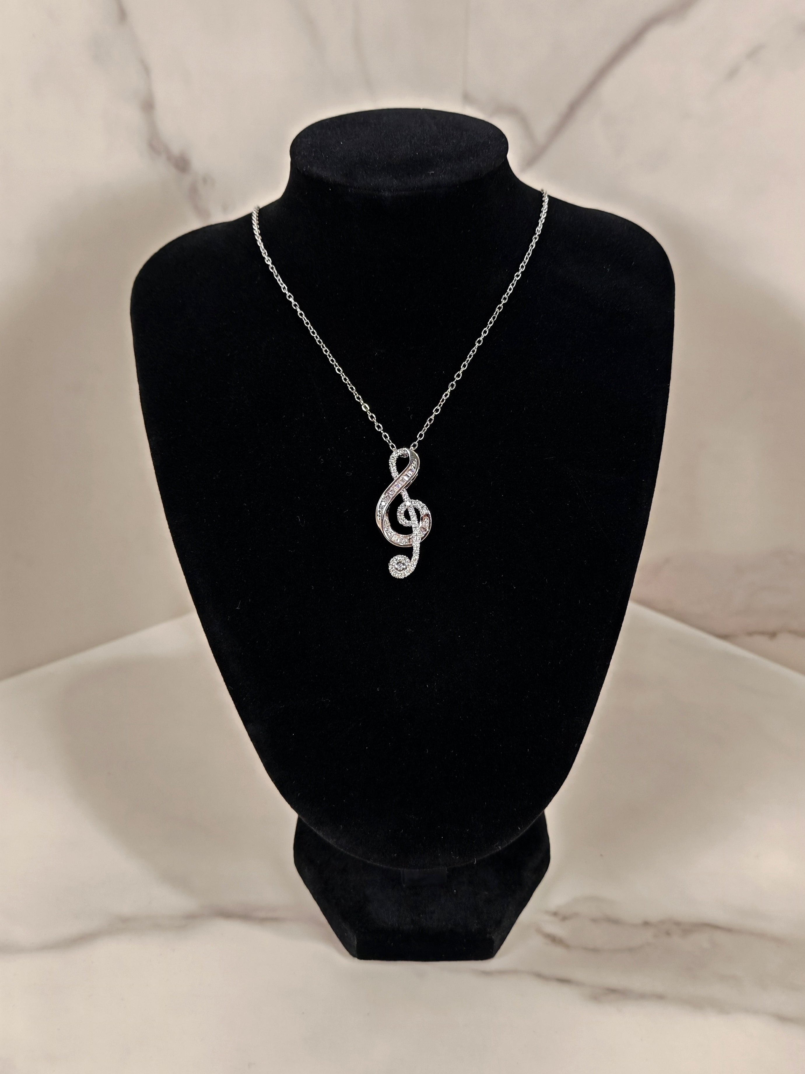 Collana con Pendente a Chiave di Violino e Zirconi Luminosi