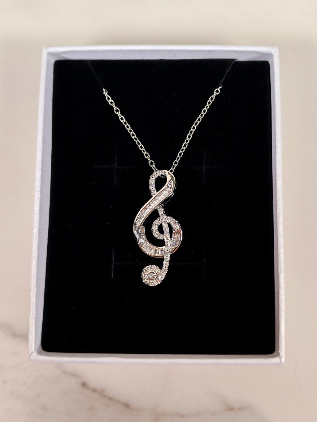 Collana con Pendente a Chiave di Violino e Zirconi Luminosi