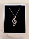 Collana con Pendente a Chiave di Violino e Zirconi Luminosi
