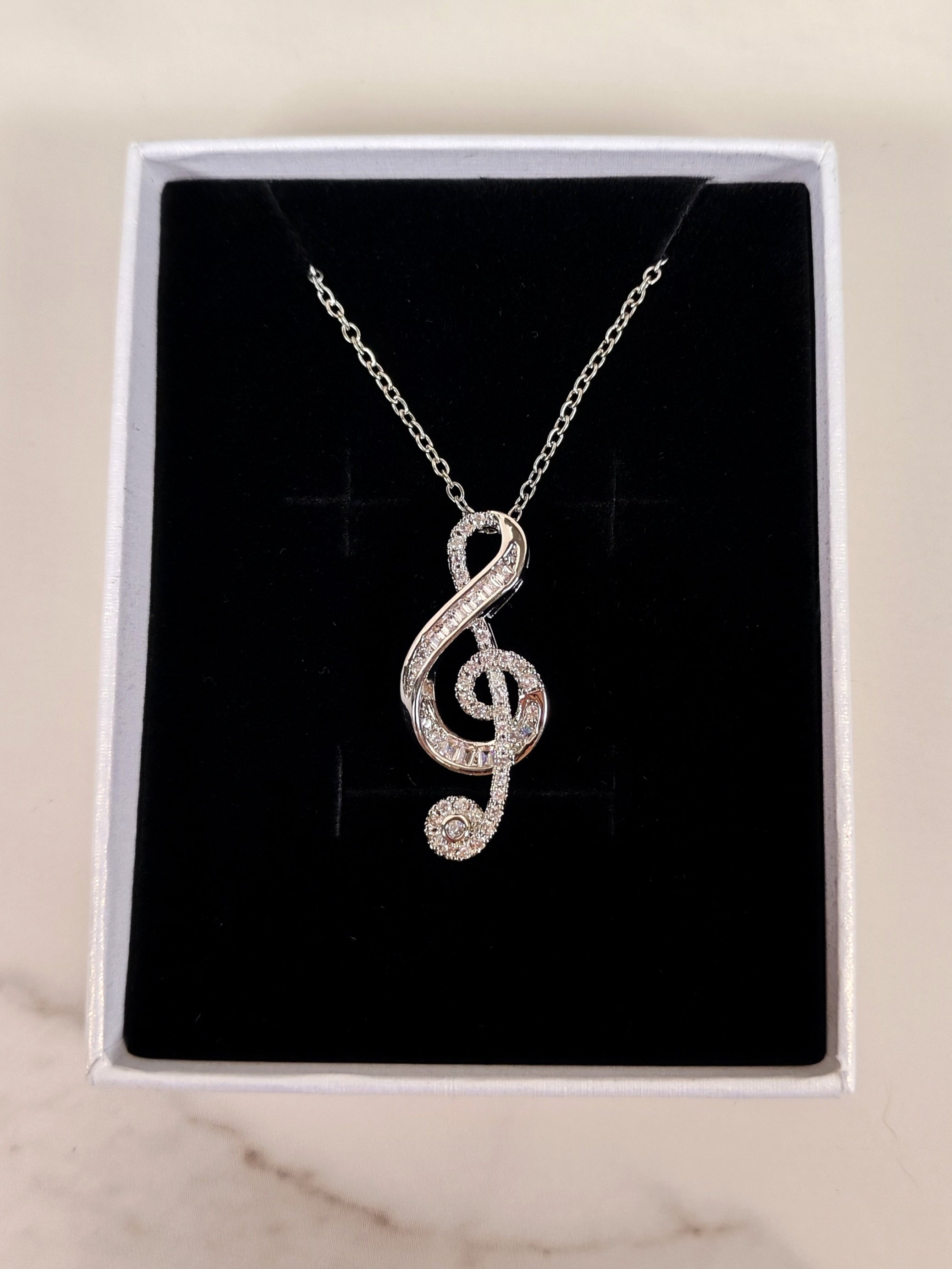Collana con Pendente a Chiave di Violino e Zirconi Luminosi