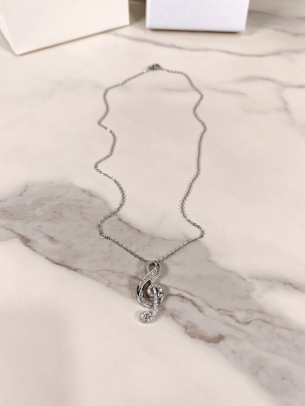 Collana con Pendente a Chiave di Violino e Zirconi Luminosi