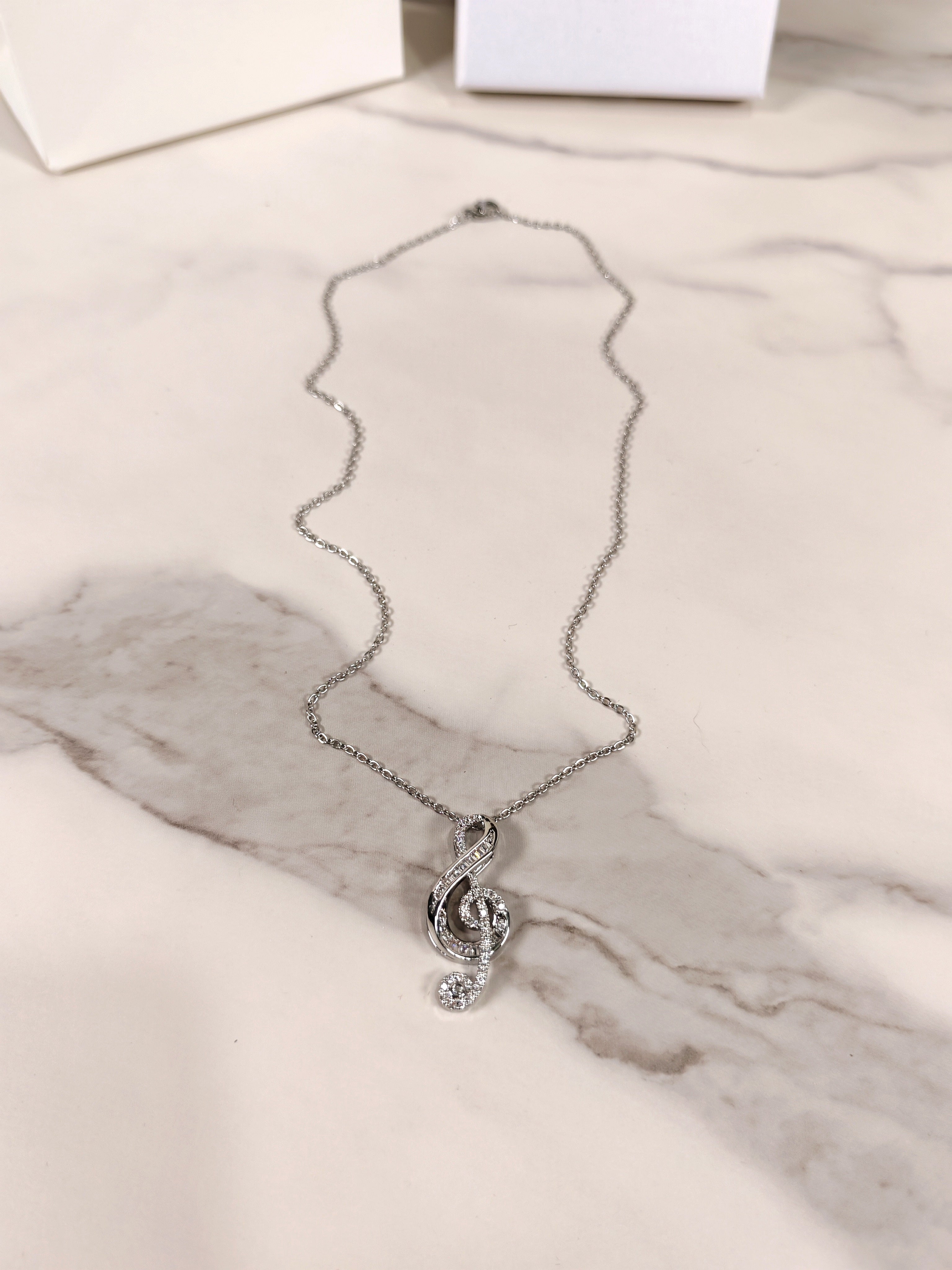 Collana con Pendente a Chiave di Violino e Zirconi Luminosi