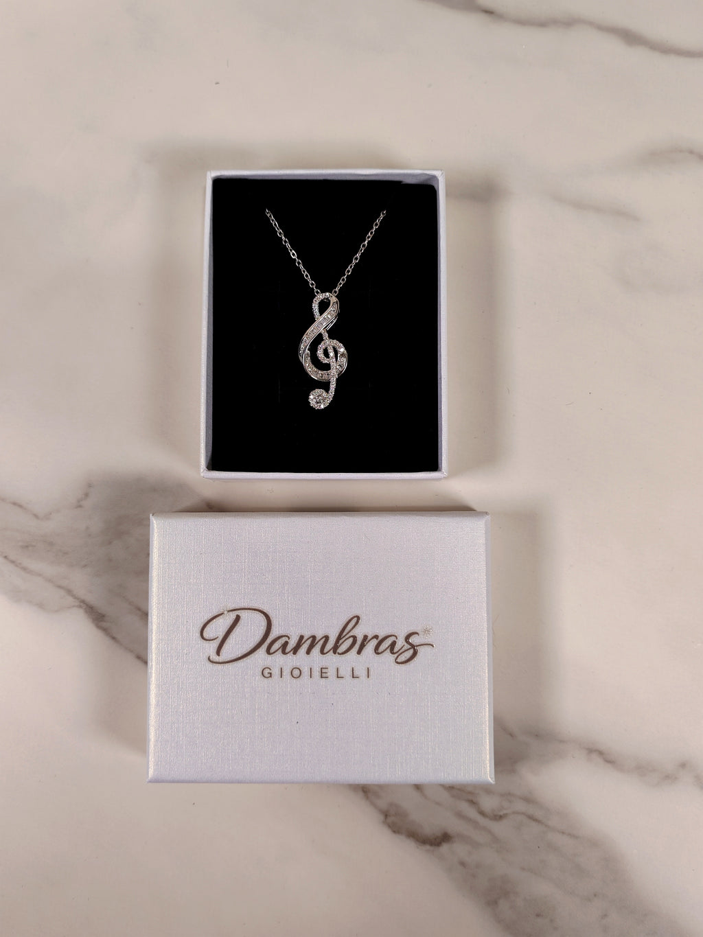 Collana con Pendente a Chiave di Violino e Zirconi Luminosi