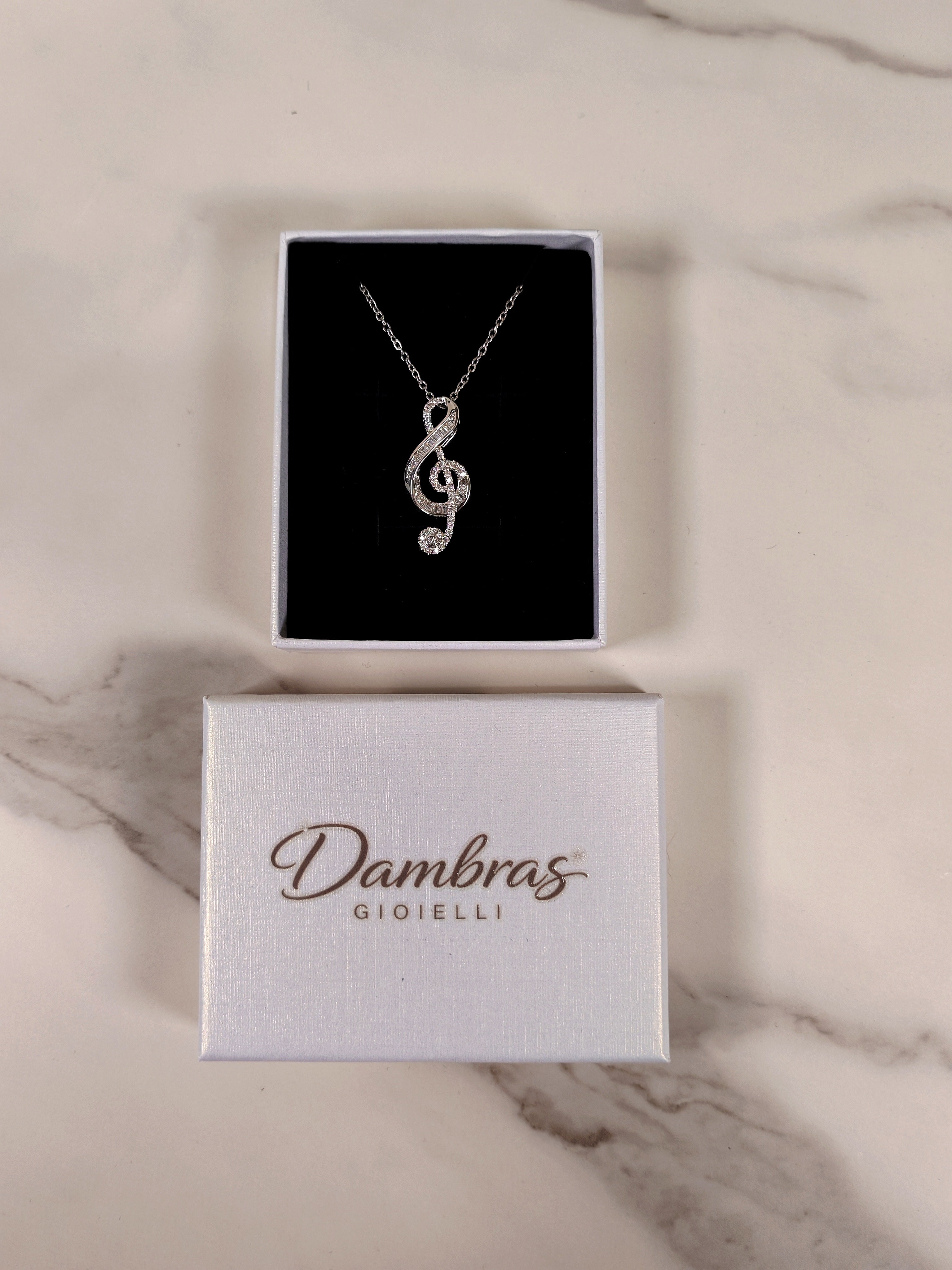 Collana con Pendente a Chiave di Violino e Zirconi Luminosi