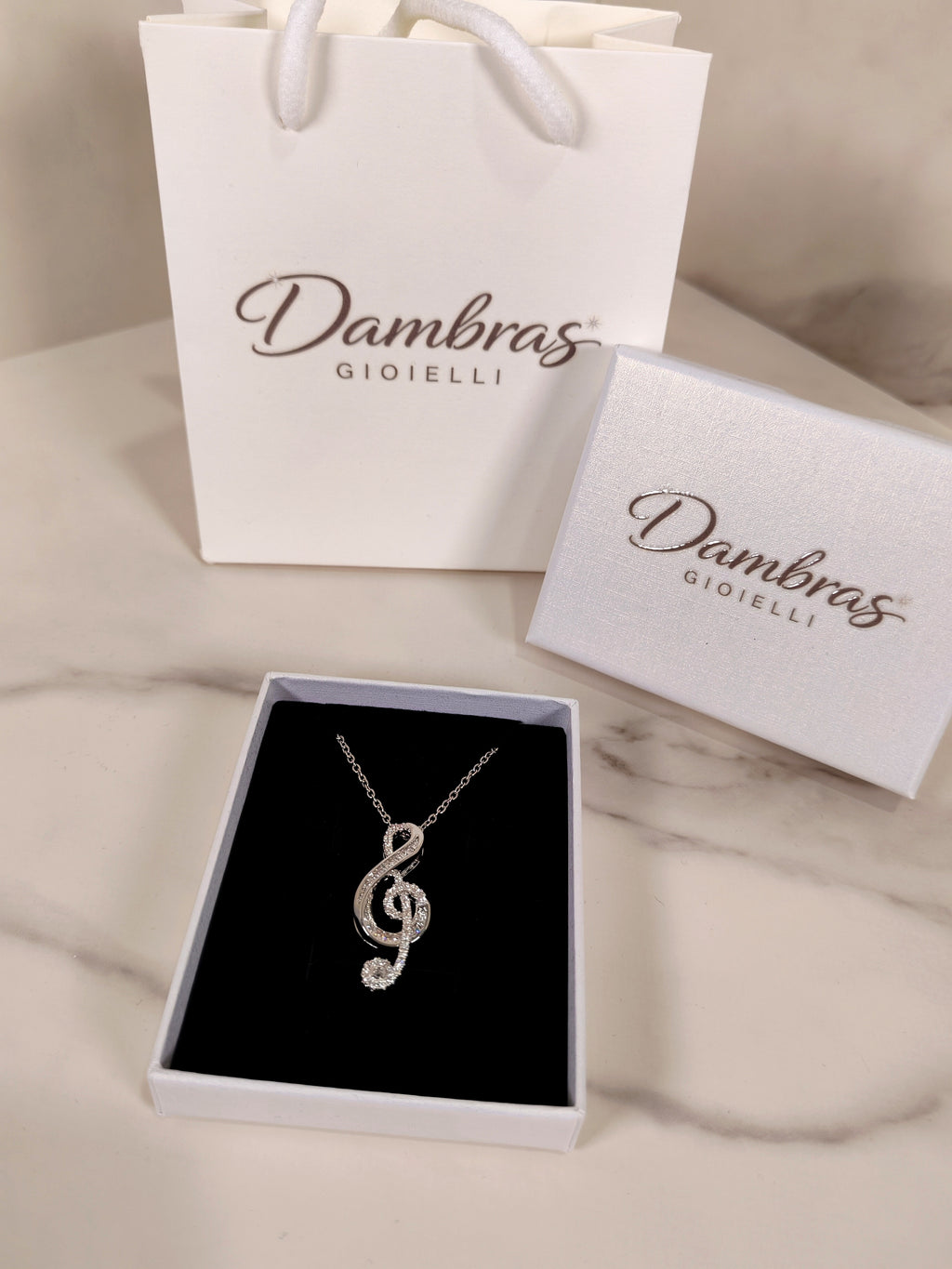 Collana con Pendente a Chiave di Violino e Zirconi Luminosi