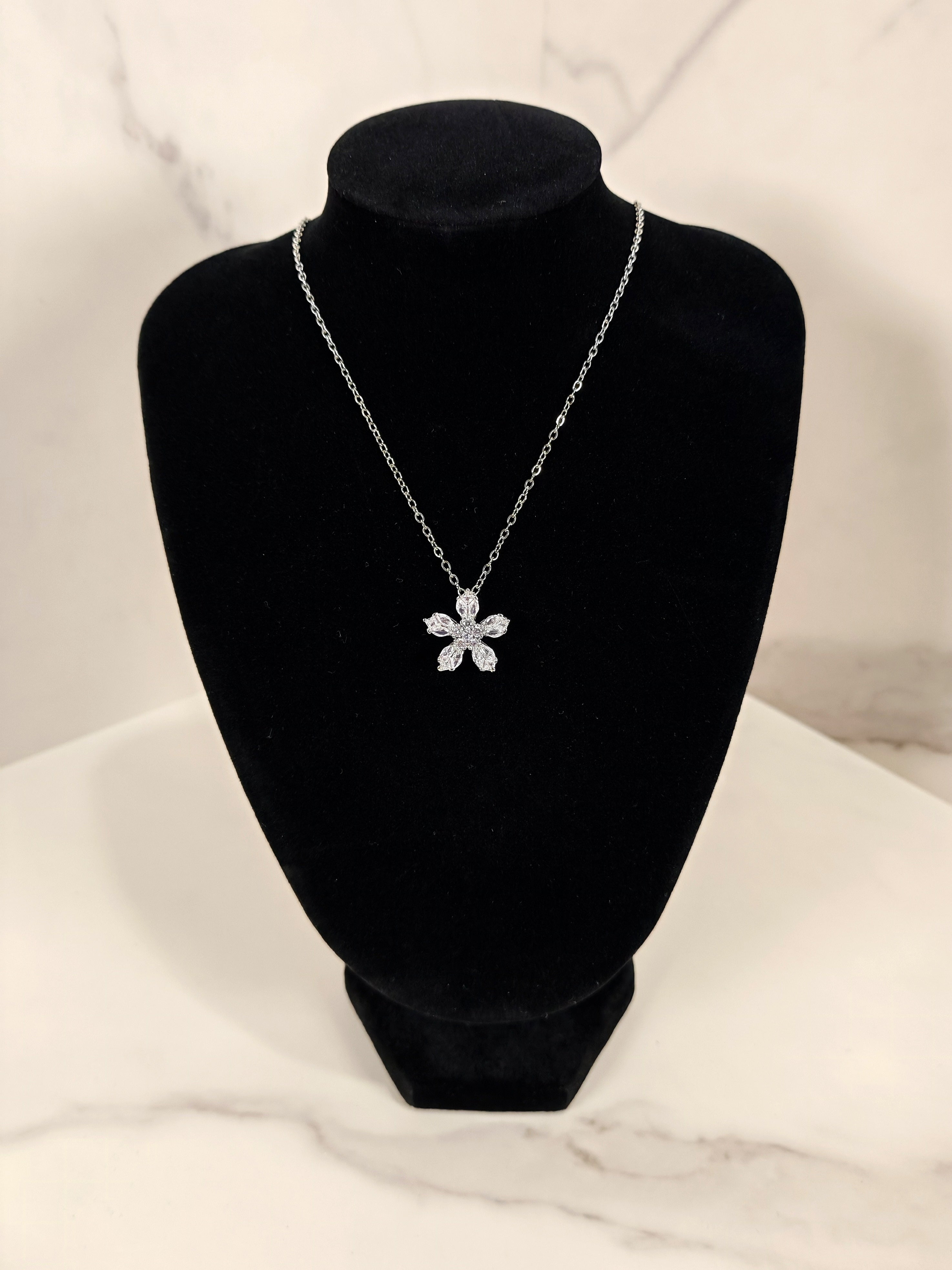 Collana con Ciondolo a Fiore e Zirconi Luminosi - Eleganza Floreale