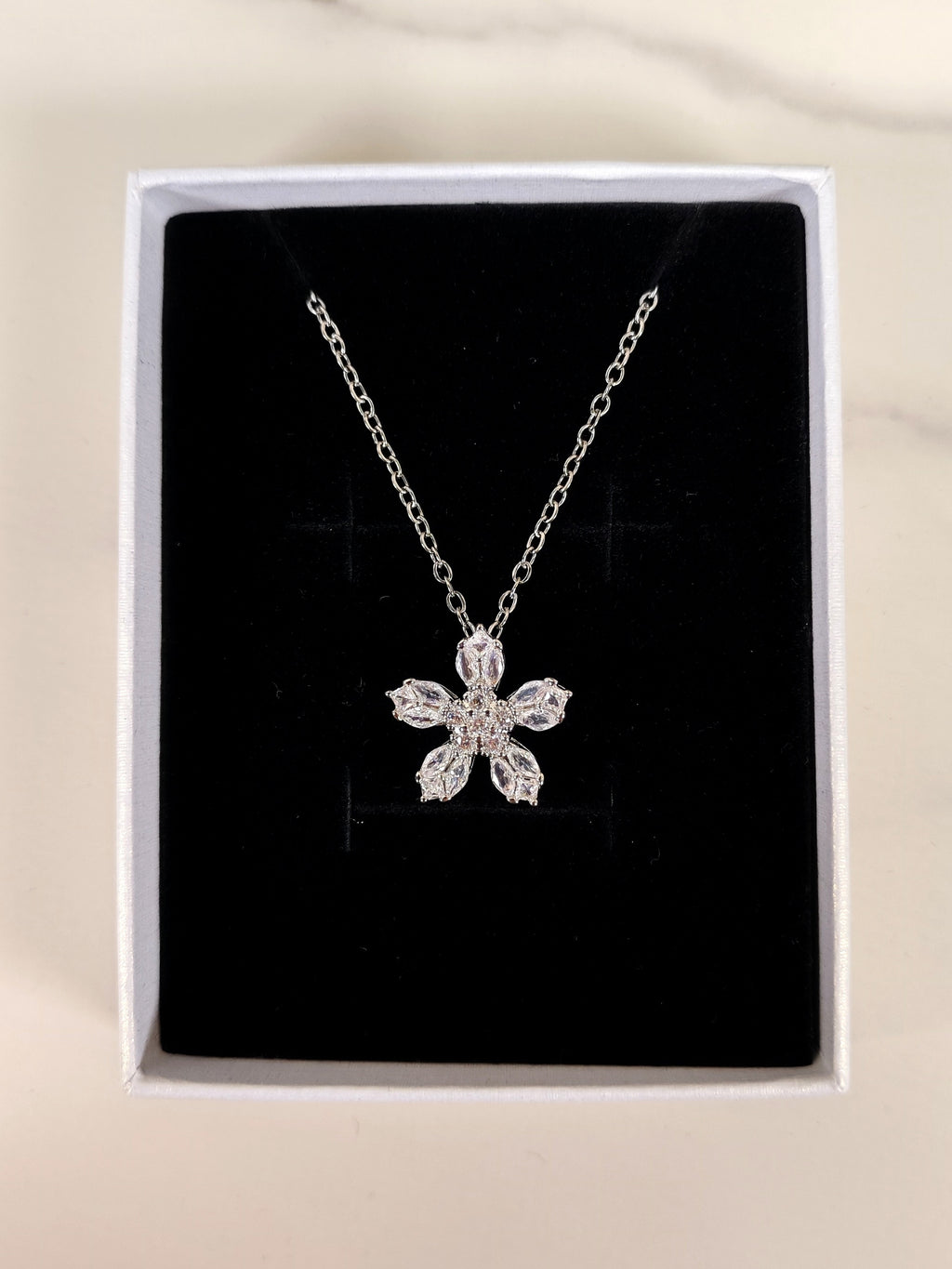 Collana con Ciondolo a Fiore e Zirconi Luminosi - Eleganza Floreale