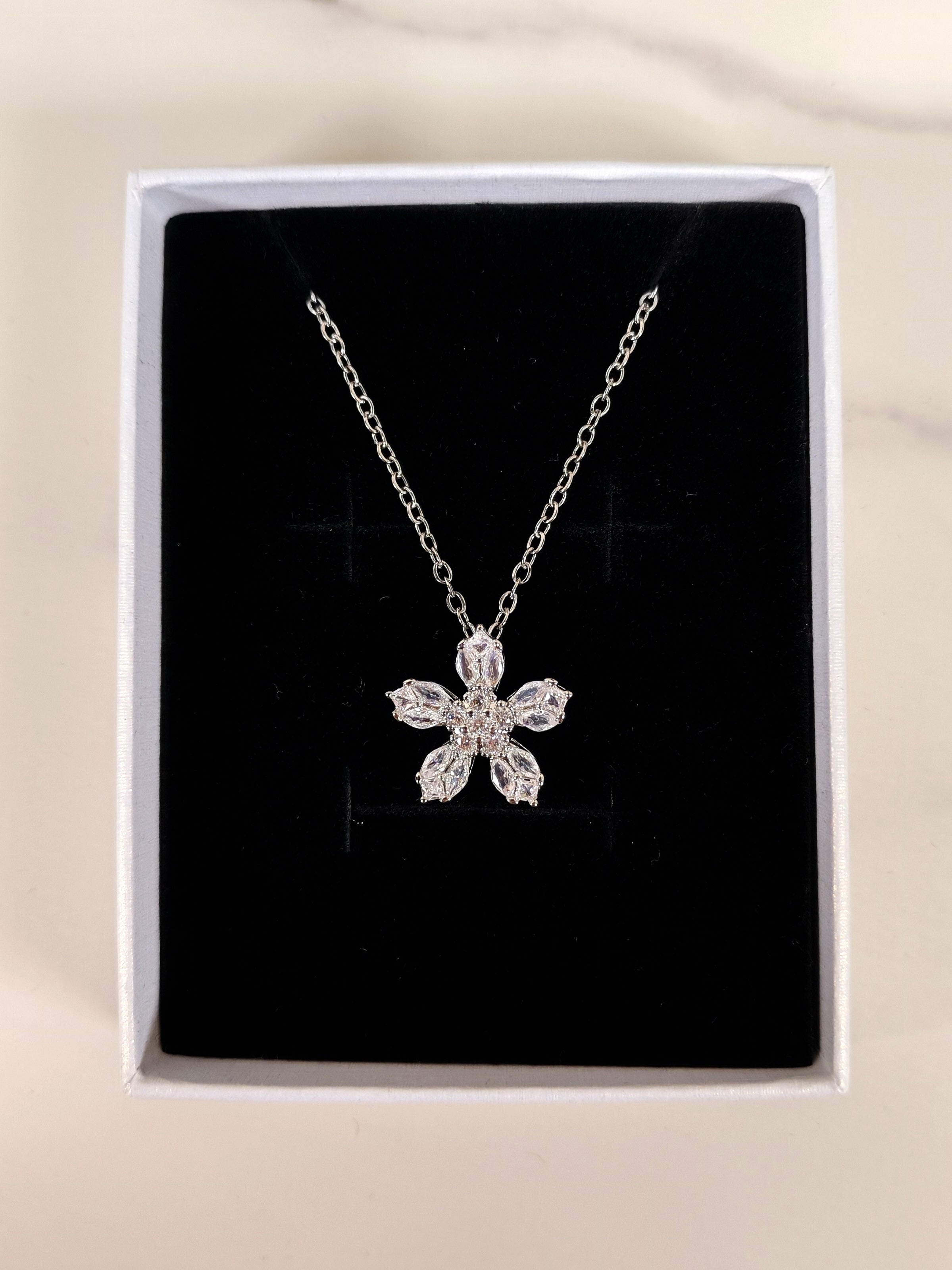 Collana con Ciondolo a Fiore e Zirconi Luminosi - Eleganza Floreale