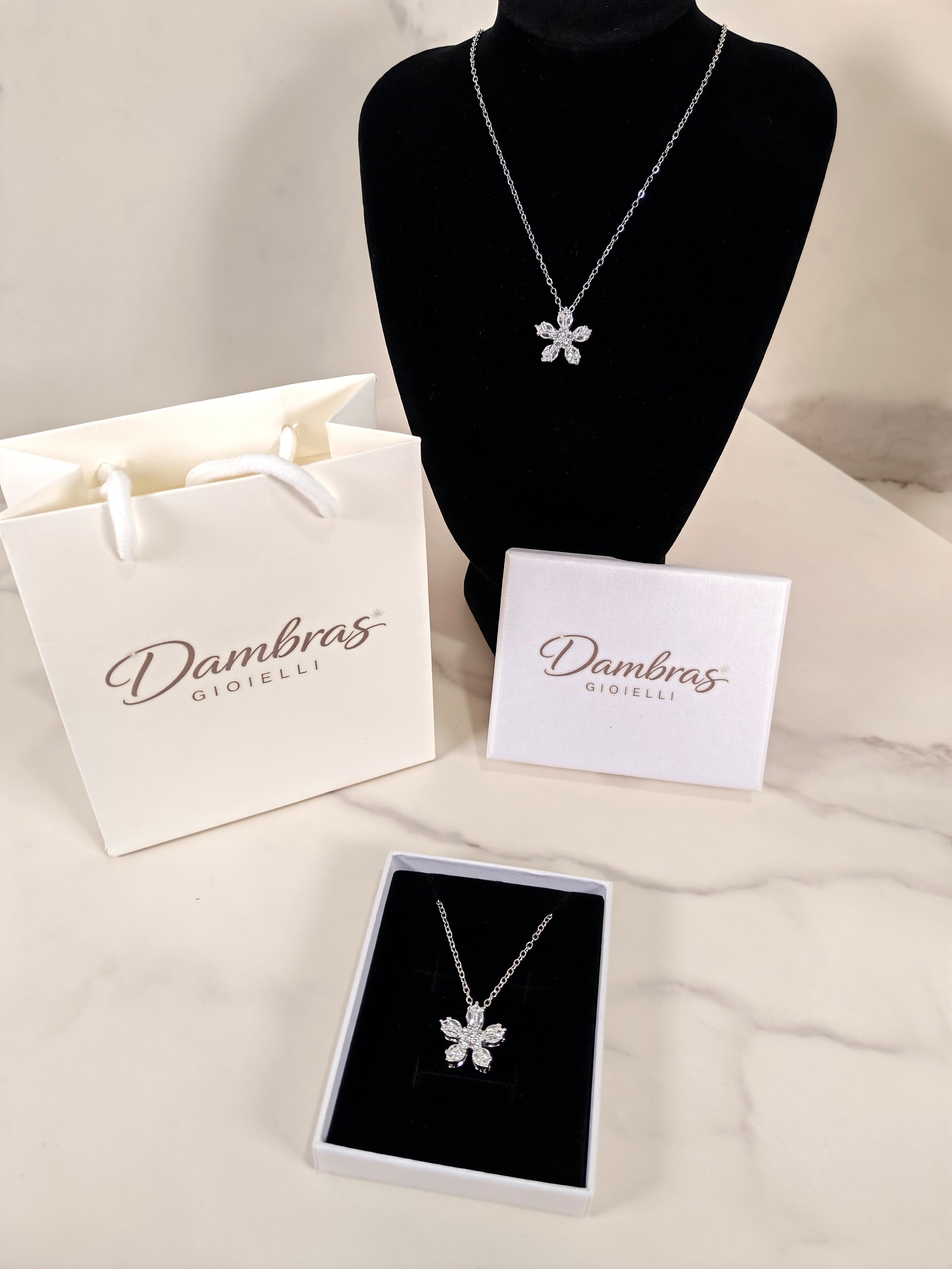 Collana con Ciondolo a Fiore e Zirconi Luminosi - Eleganza Floreale
