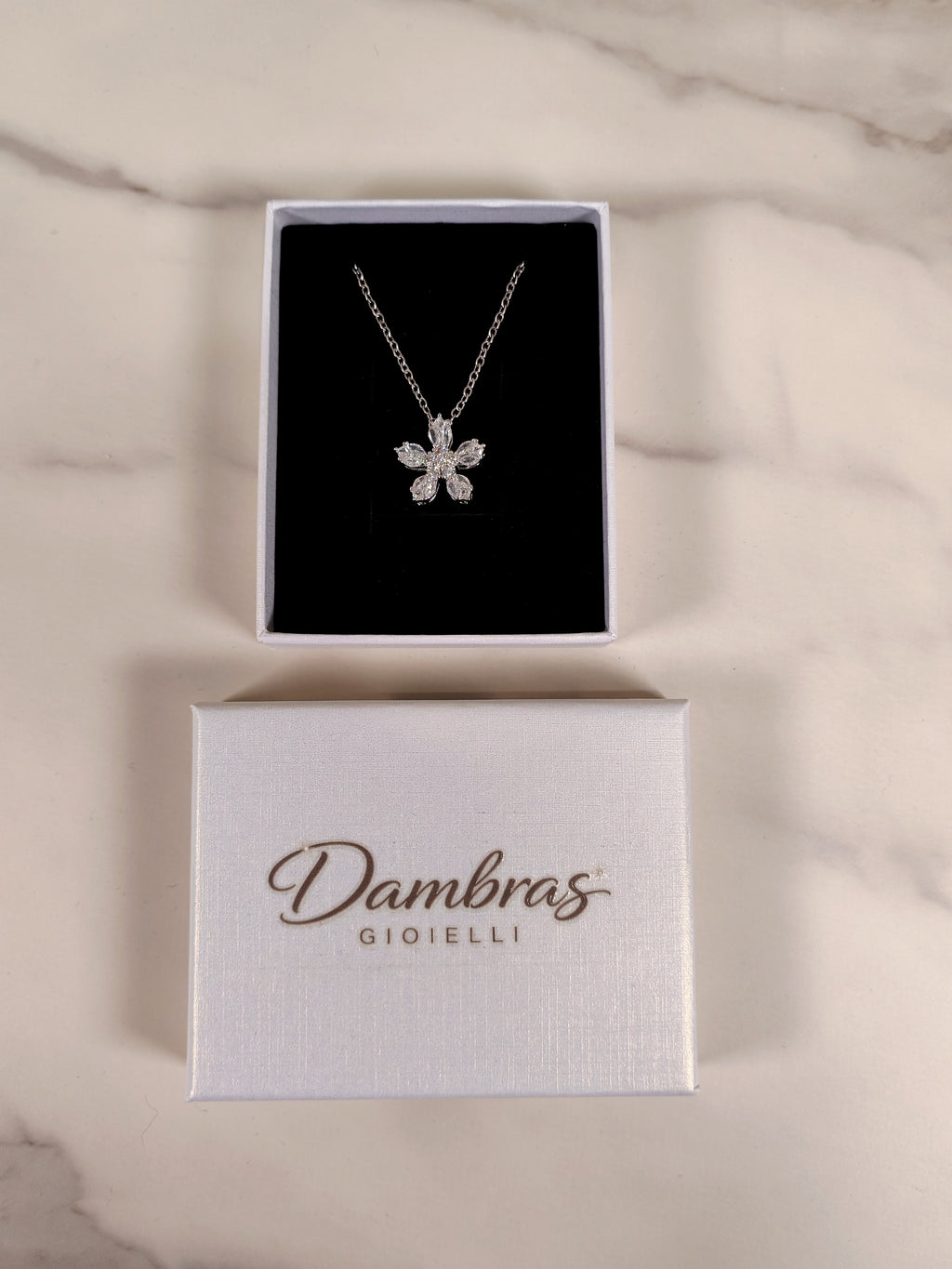 Collana con Ciondolo a Fiore e Zirconi Luminosi - Eleganza Floreale