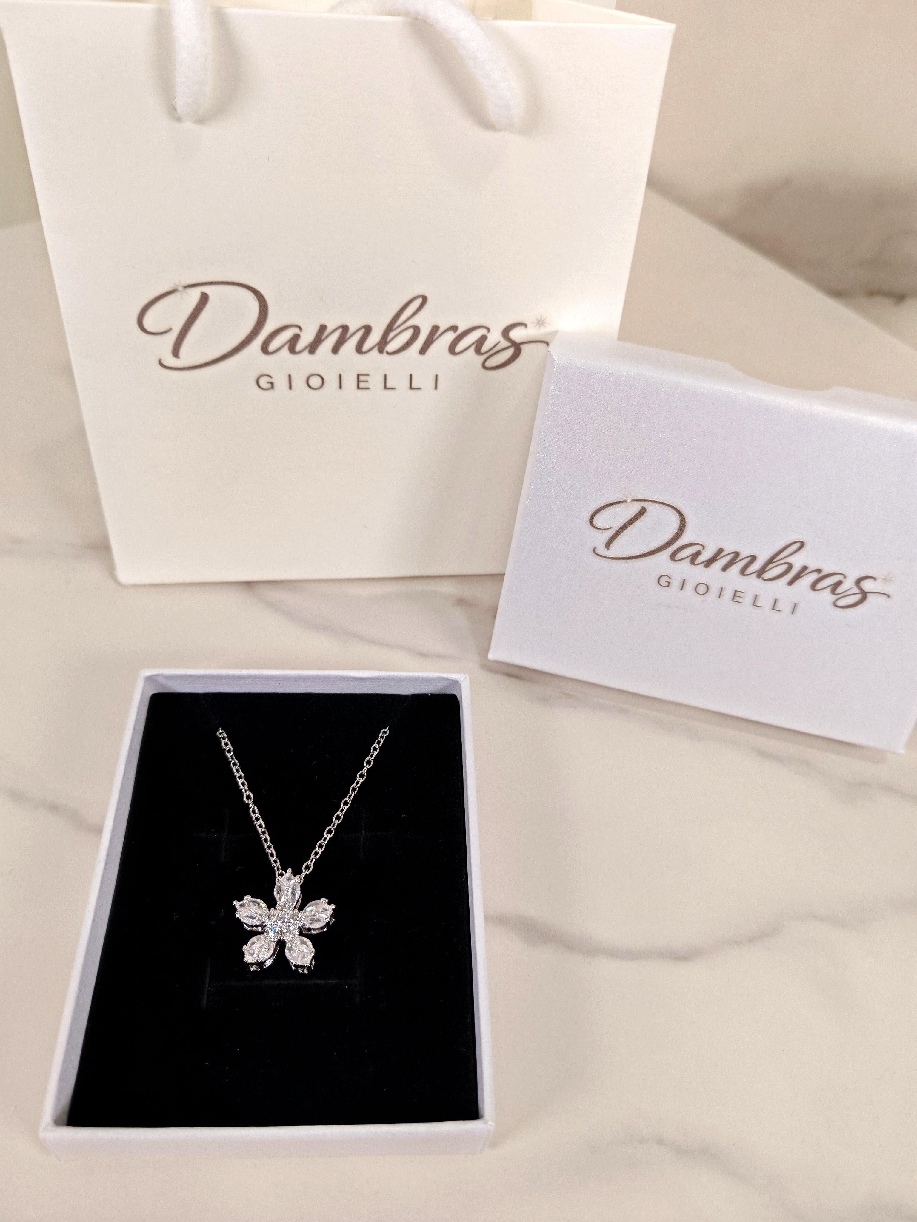 Collana con Ciondolo a Fiore e Zirconi Luminosi - Eleganza Floreale