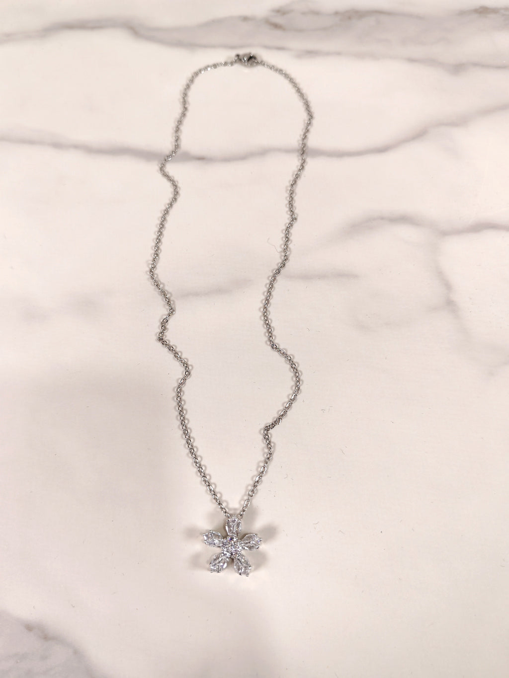 Collana con Ciondolo a Fiore e Zirconi Luminosi - Eleganza Floreale