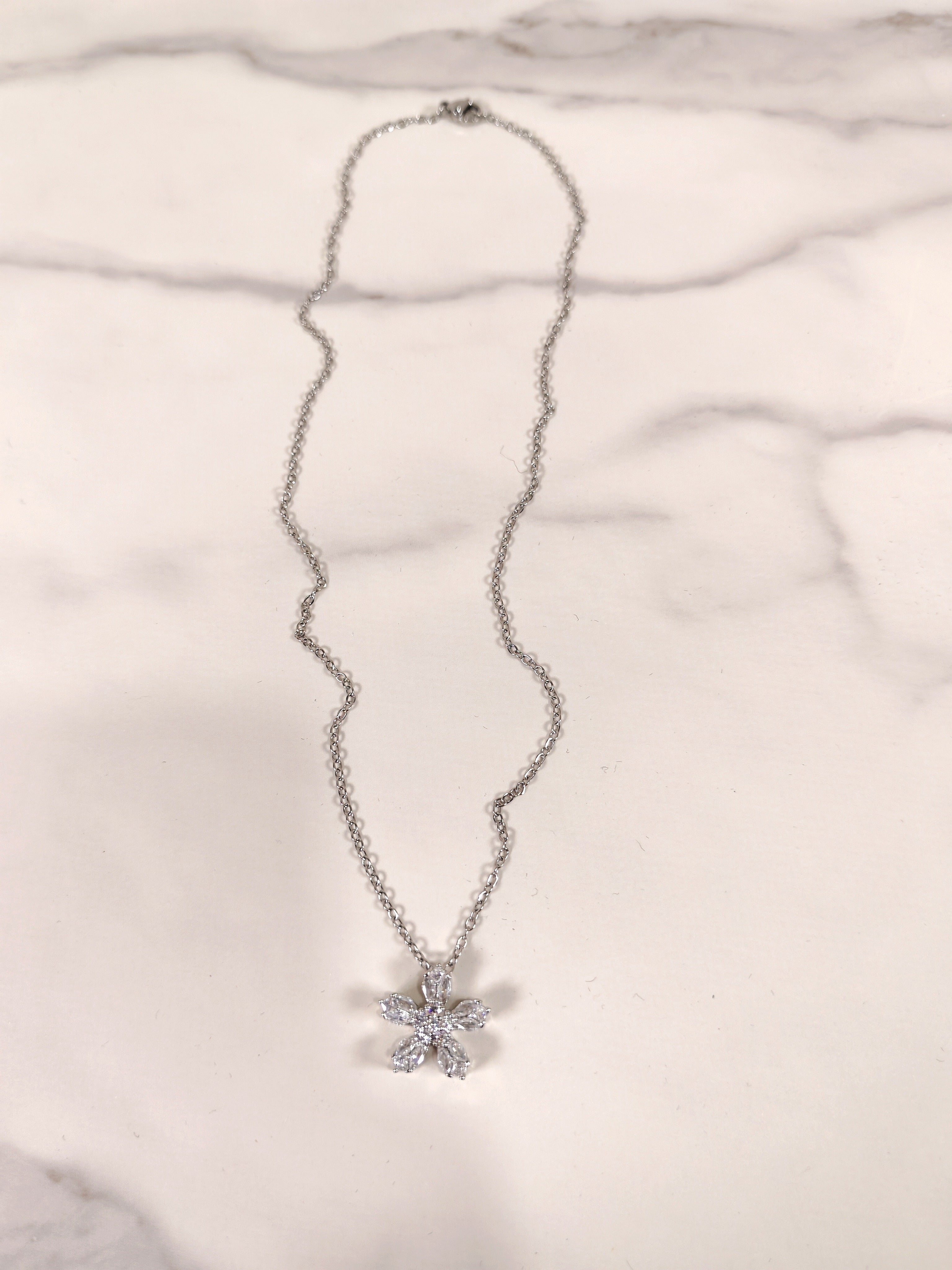 Collana con Ciondolo a Fiore e Zirconi Luminosi - Eleganza Floreale