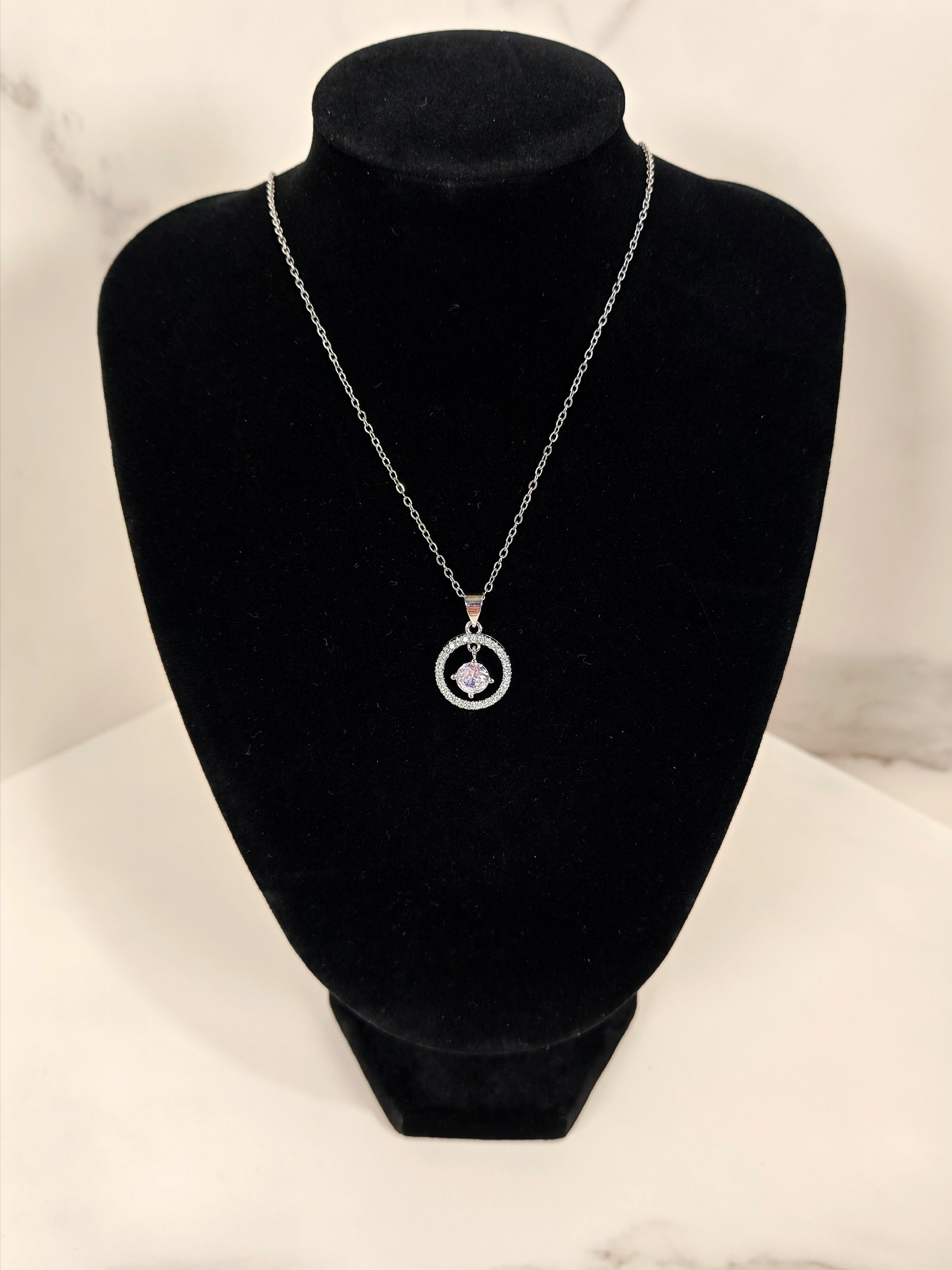 Collana Punto Luce con Cerchio di Zirconi Luminosi