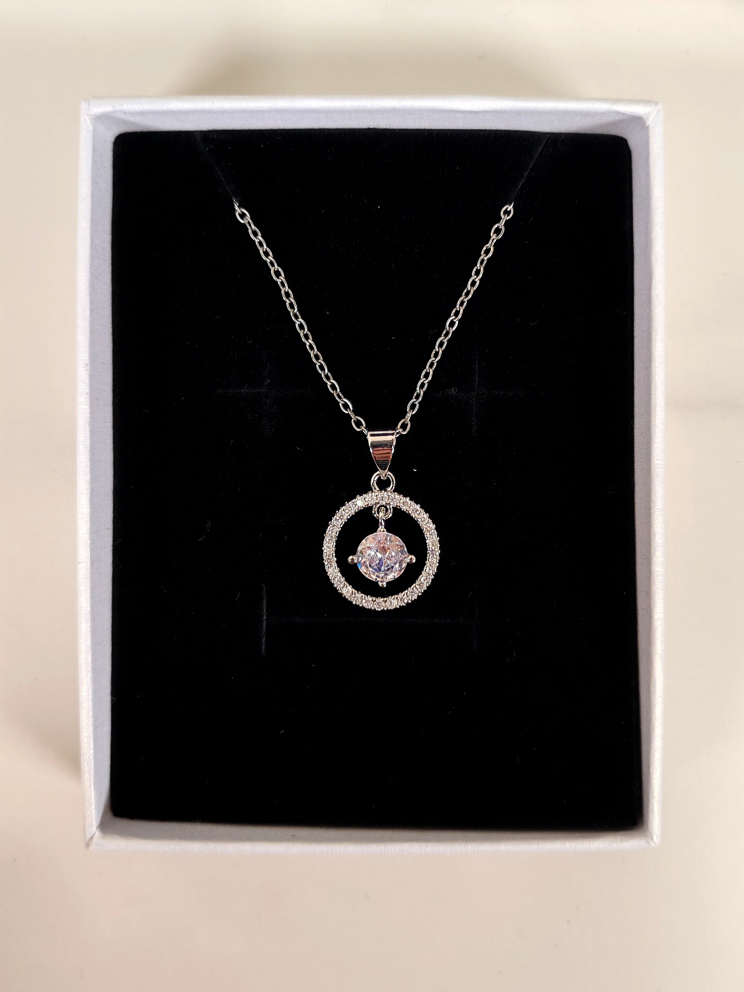 Collana Punto Luce con Cerchio di Zirconi Luminosi