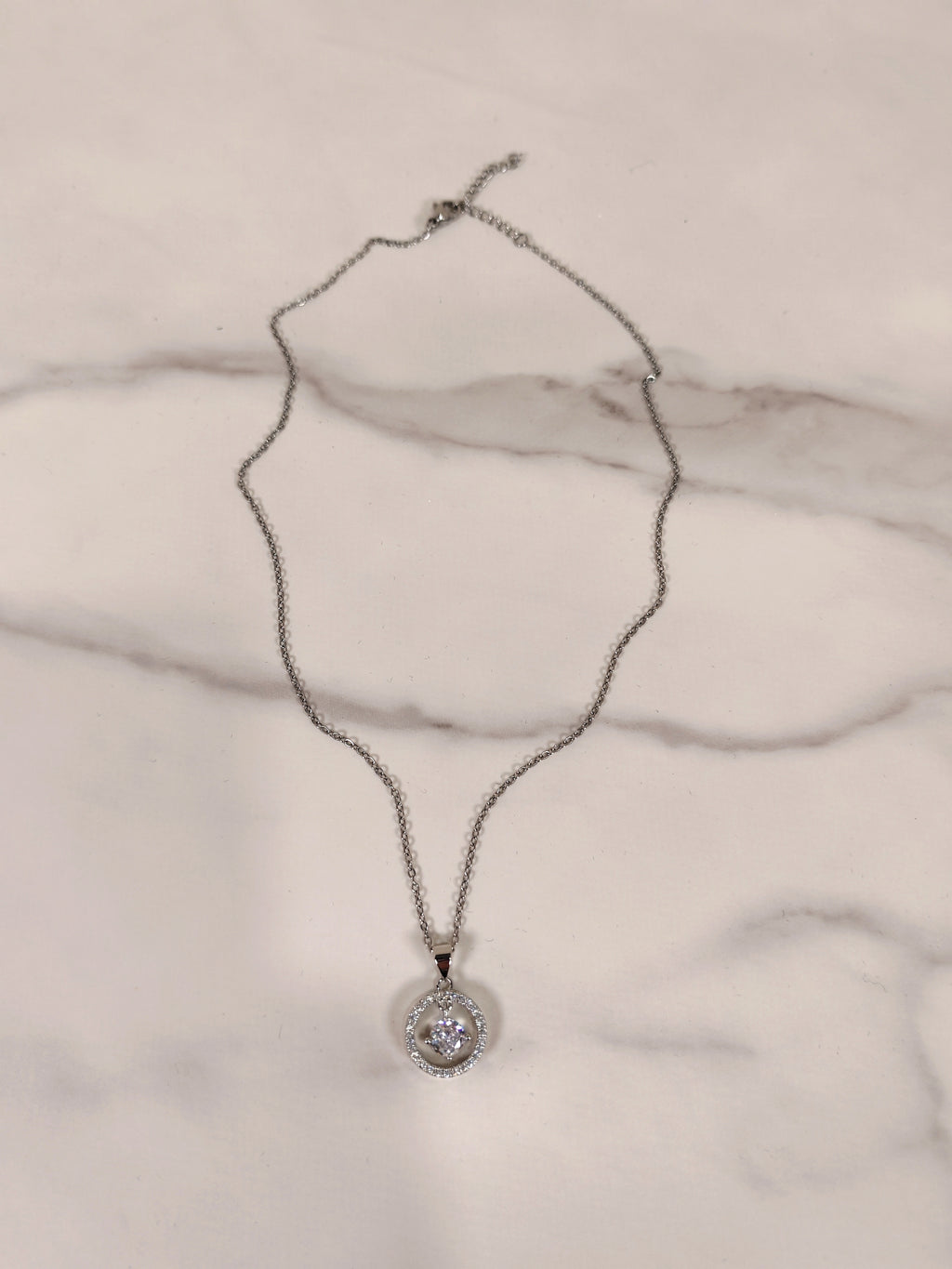 Collana Punto Luce con Cerchio di Zirconi Luminosi