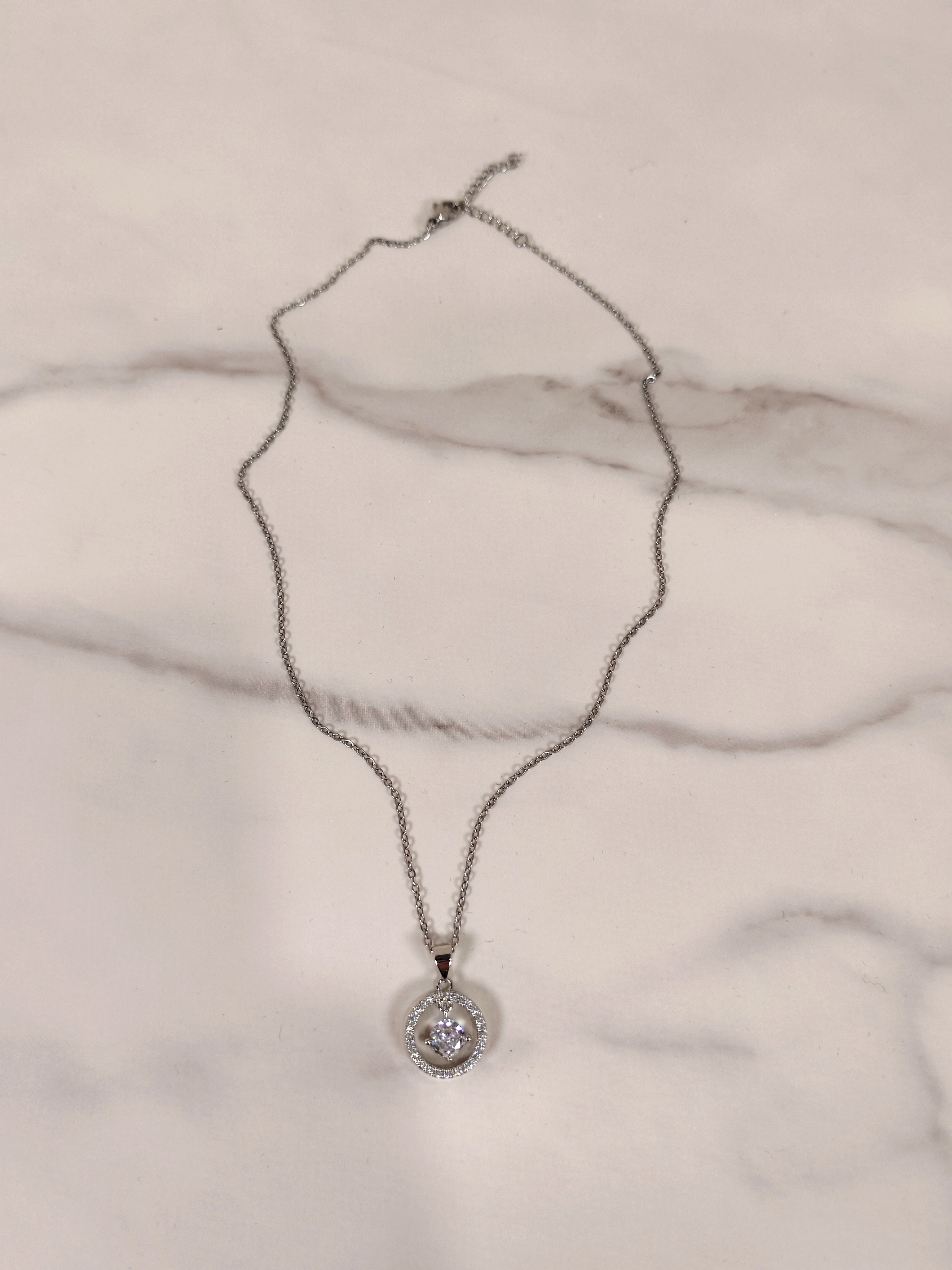 Collana Punto Luce con Cerchio di Zirconi Luminosi