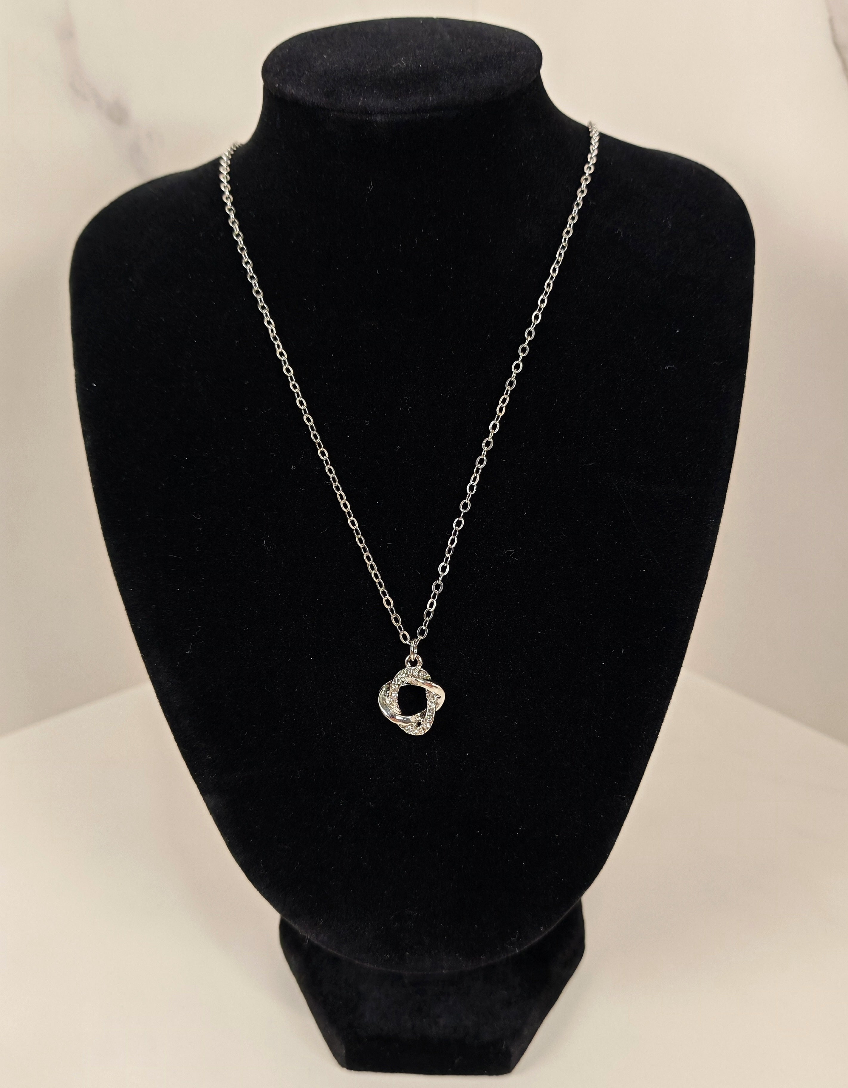 Collana Incrocio di Luce in Metallo Argentato e Zirconi Brillanti