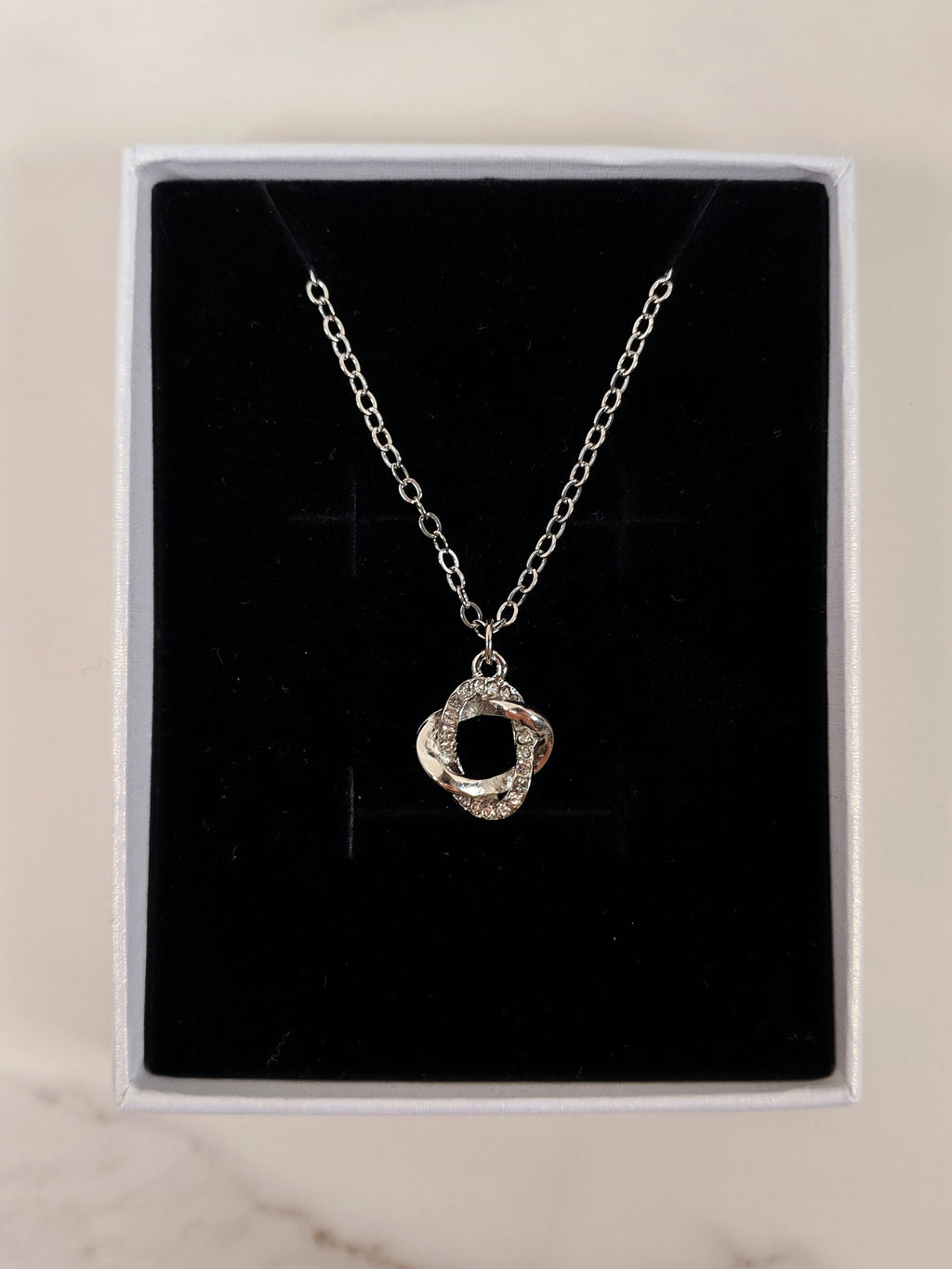 Collana Incrocio di Luce in Metallo Argentato e Zirconi Brillanti