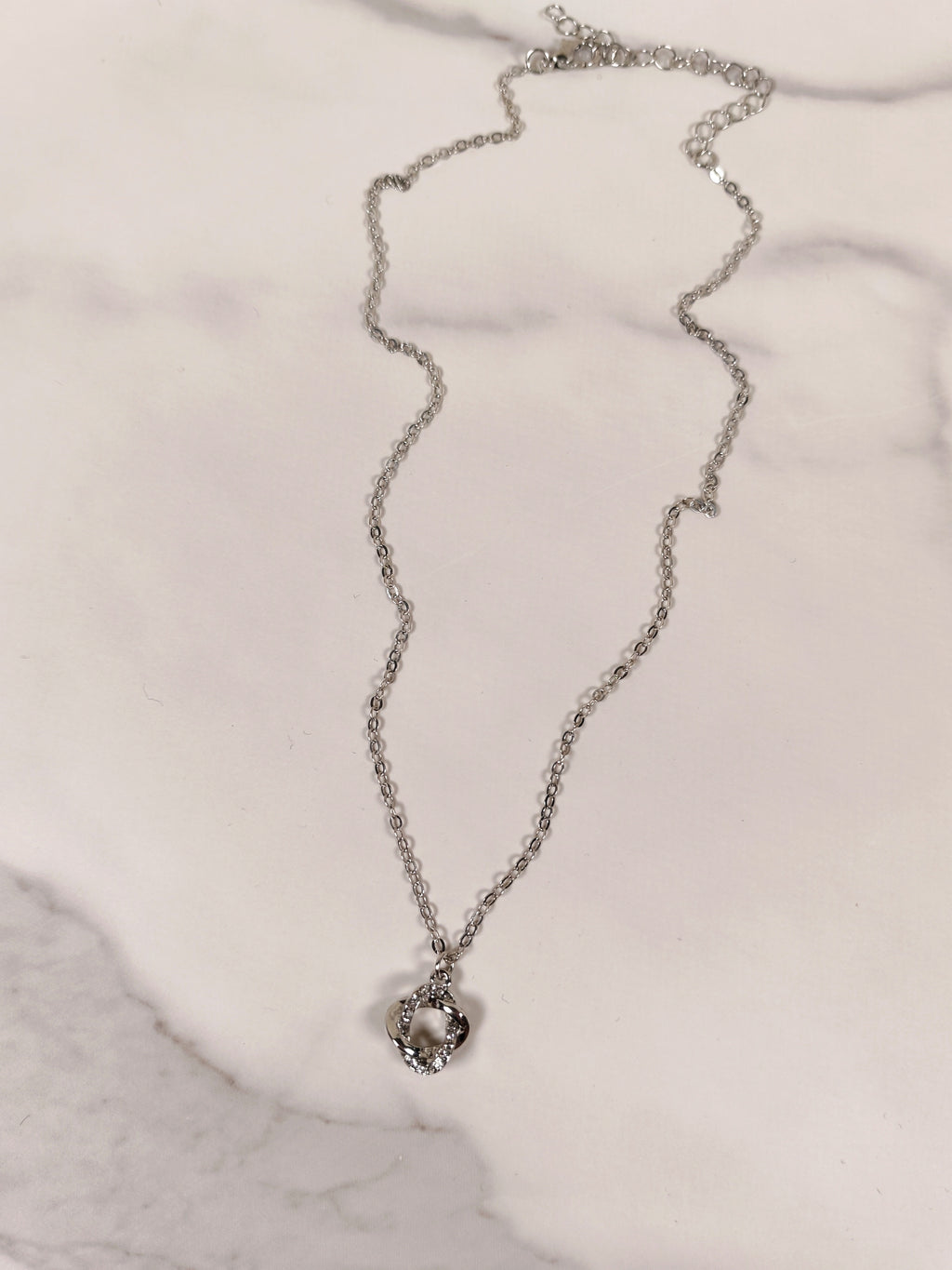 Collana Incrocio di Luce in Metallo Argentato e Zirconi Brillanti