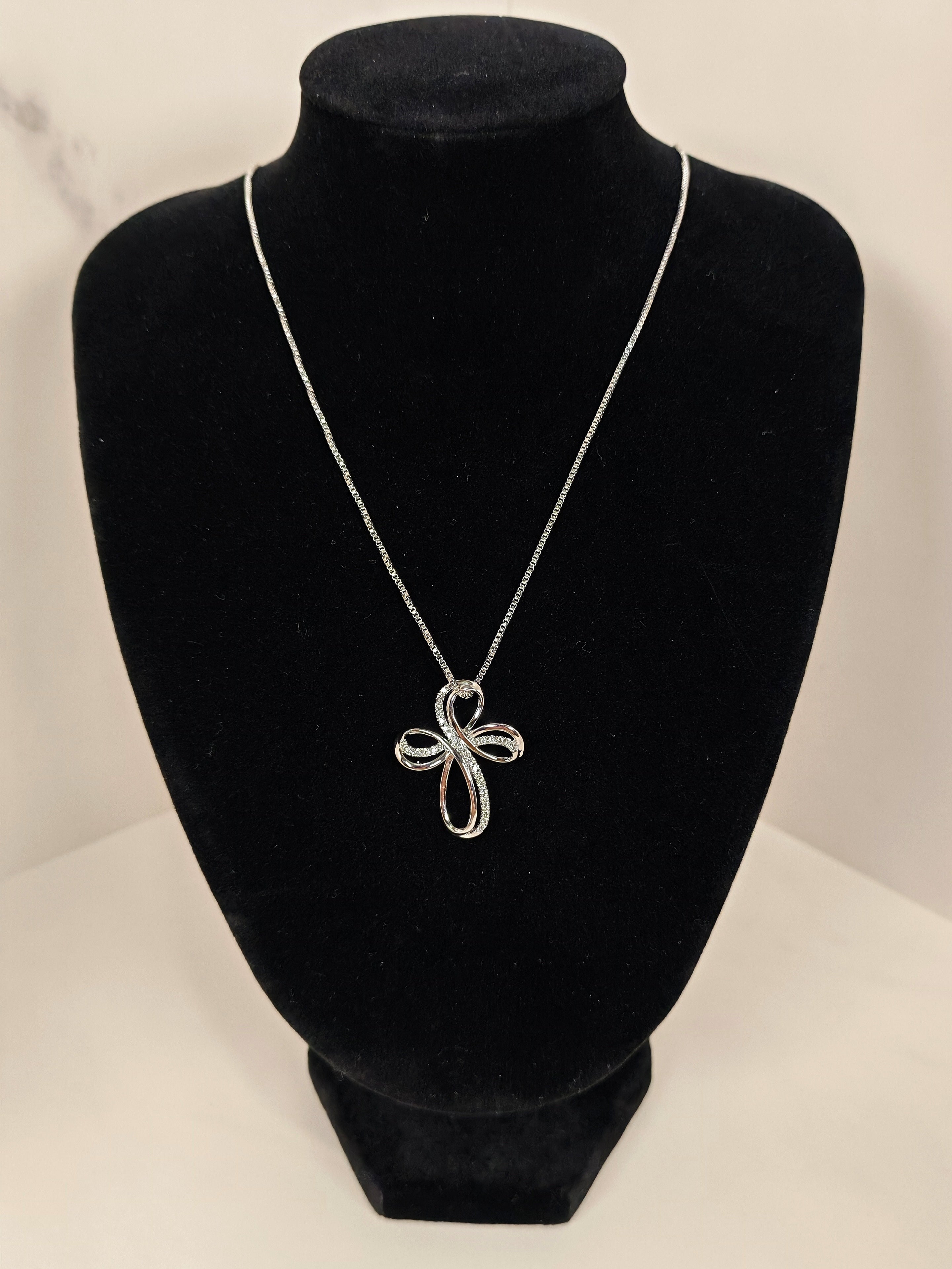 Collana Croce Infinita con Zirconi Luminosi