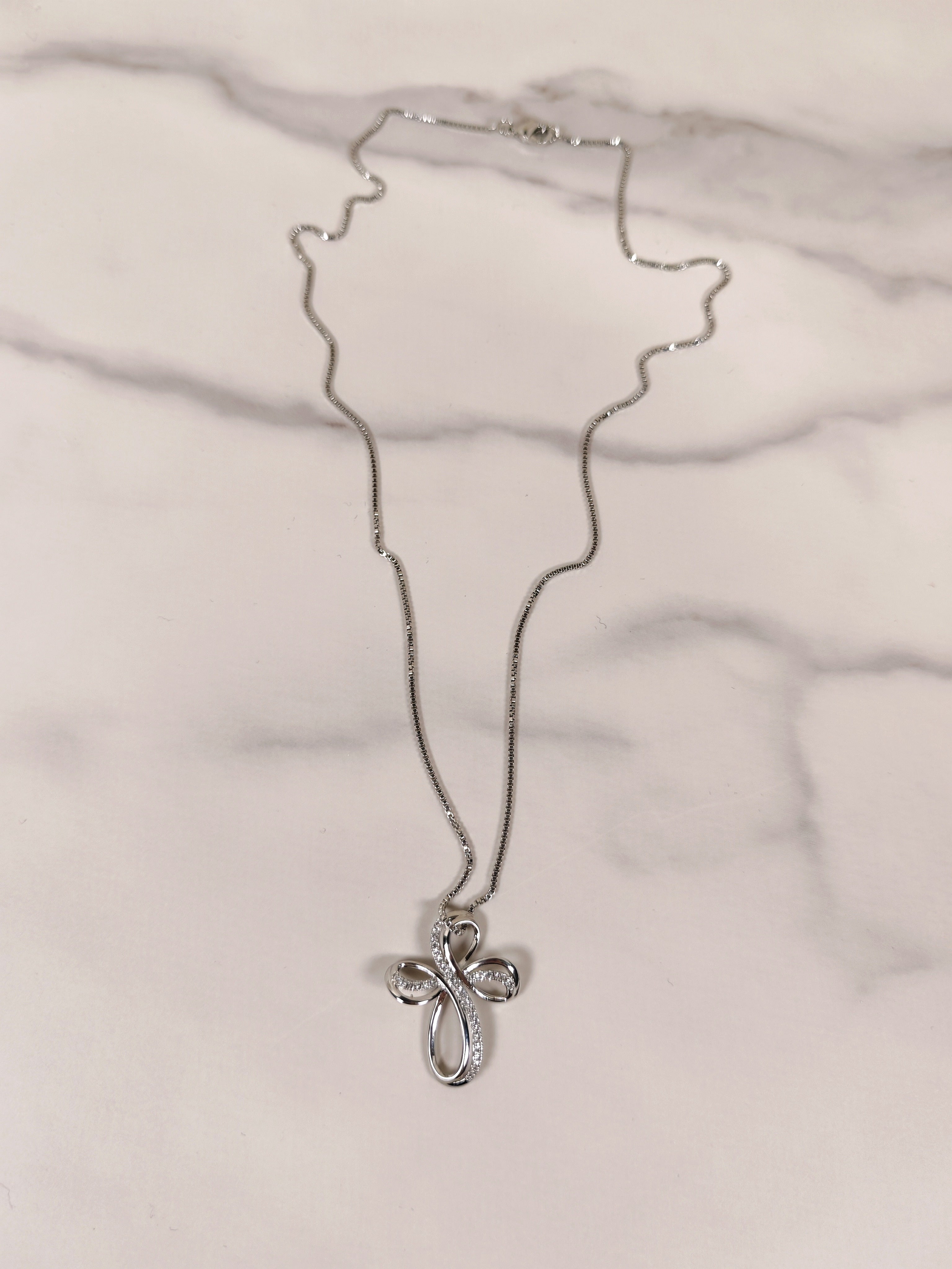 Collana Croce Infinita con Zirconi Luminosi