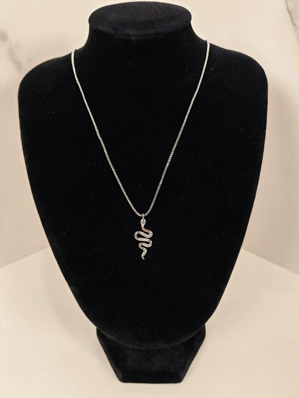 Collana Serpente in Acciaio con Zirconi Luminosi – Accessorio Elegante