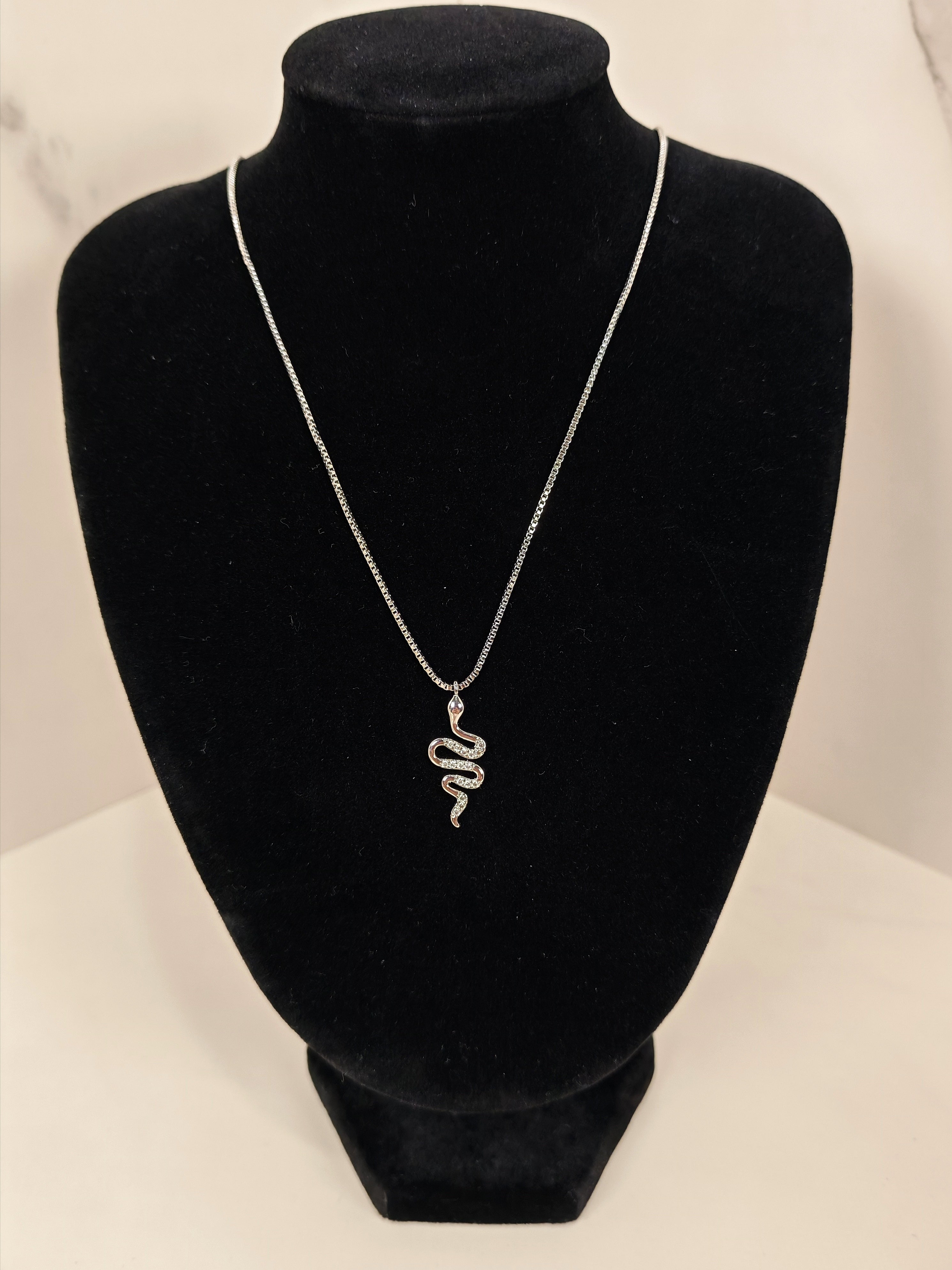 Collana Serpente in Acciaio con Zirconi Luminosi – Accessorio Elegante