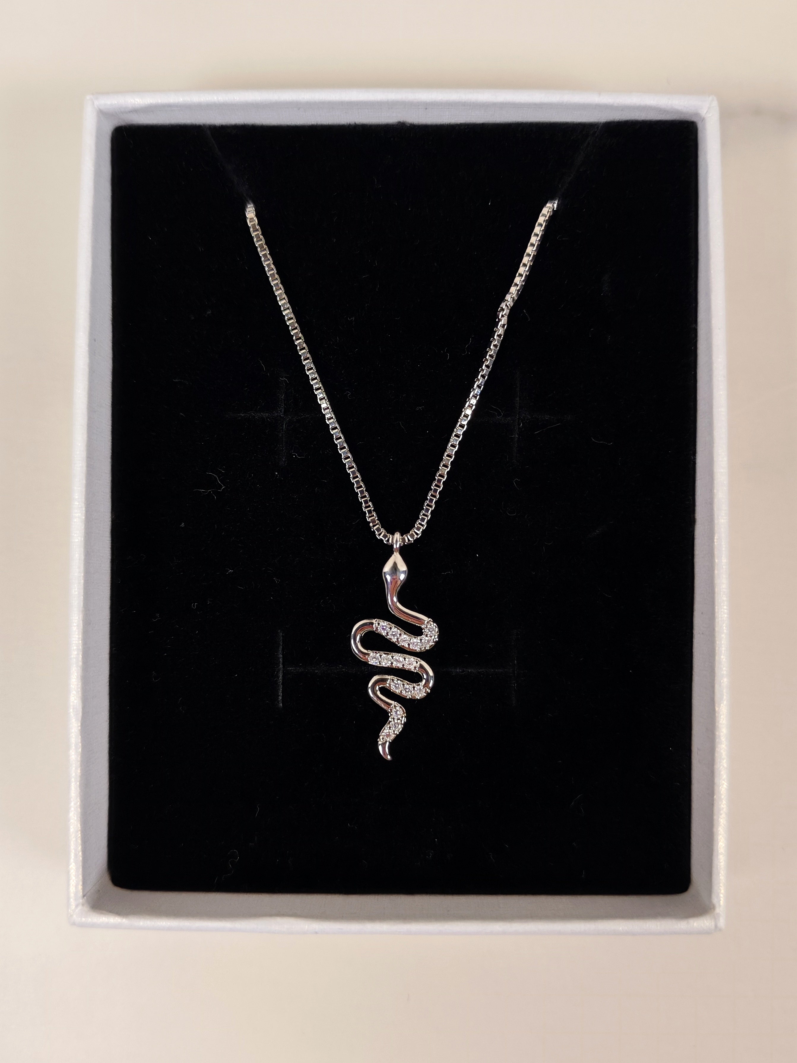 Collana Serpente in Acciaio con Zirconi Luminosi – Accessorio Elegante