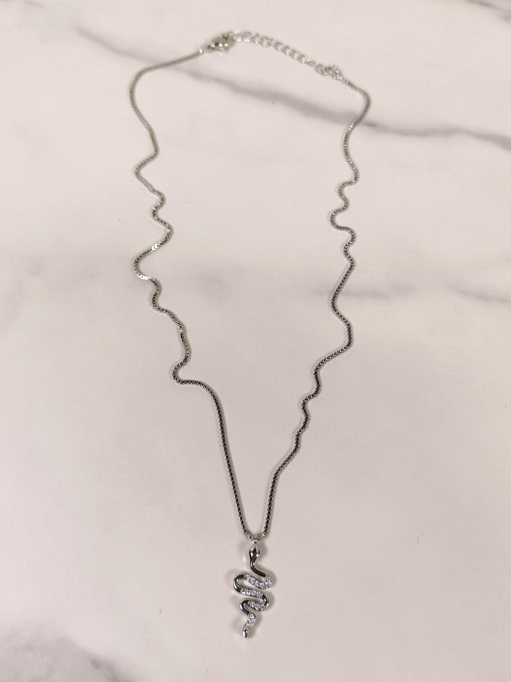 Collana Serpente in Acciaio con Zirconi Luminosi – Accessorio Elegante