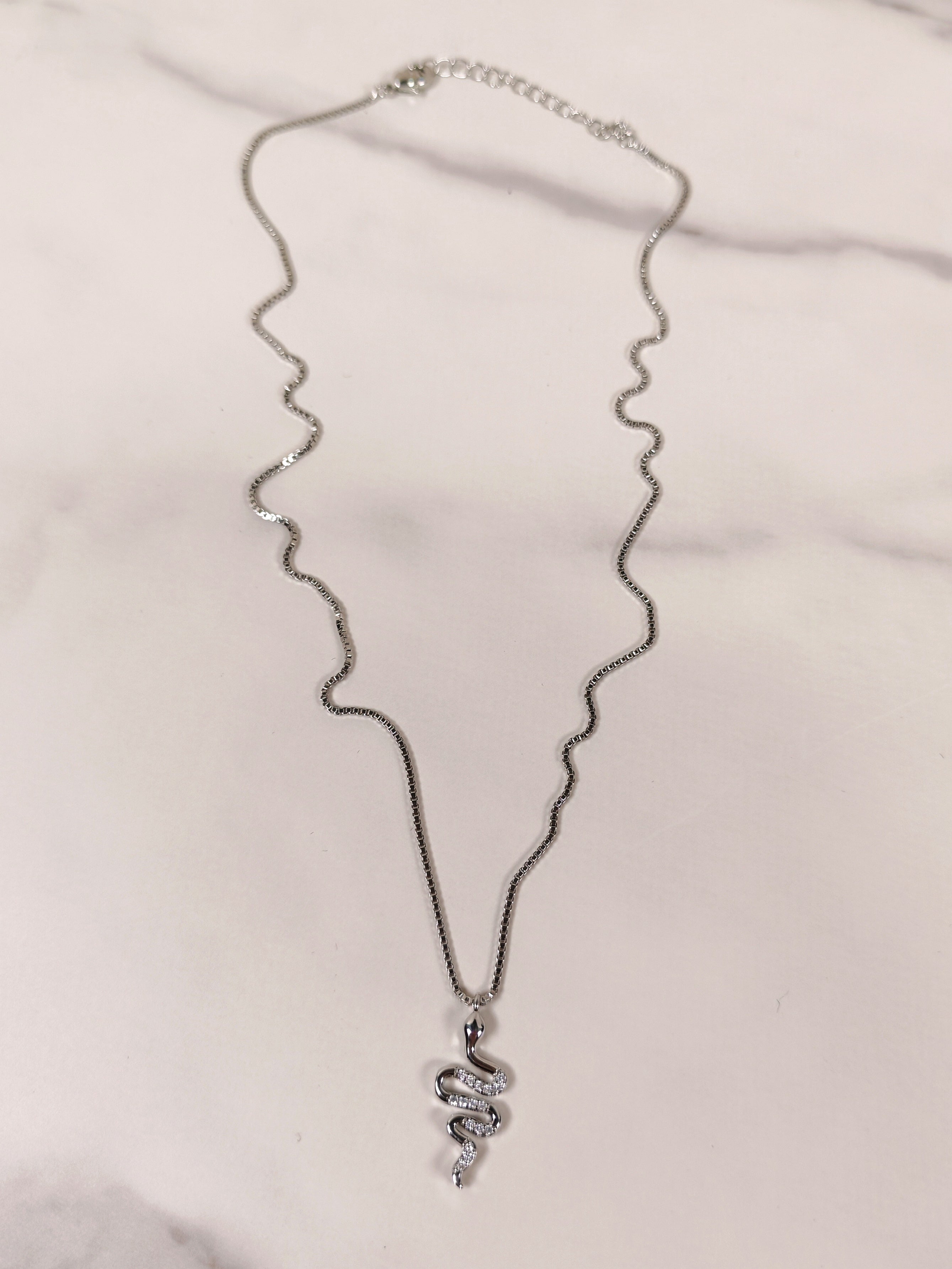 Collana Serpente in Acciaio con Zirconi Luminosi – Accessorio Elegante