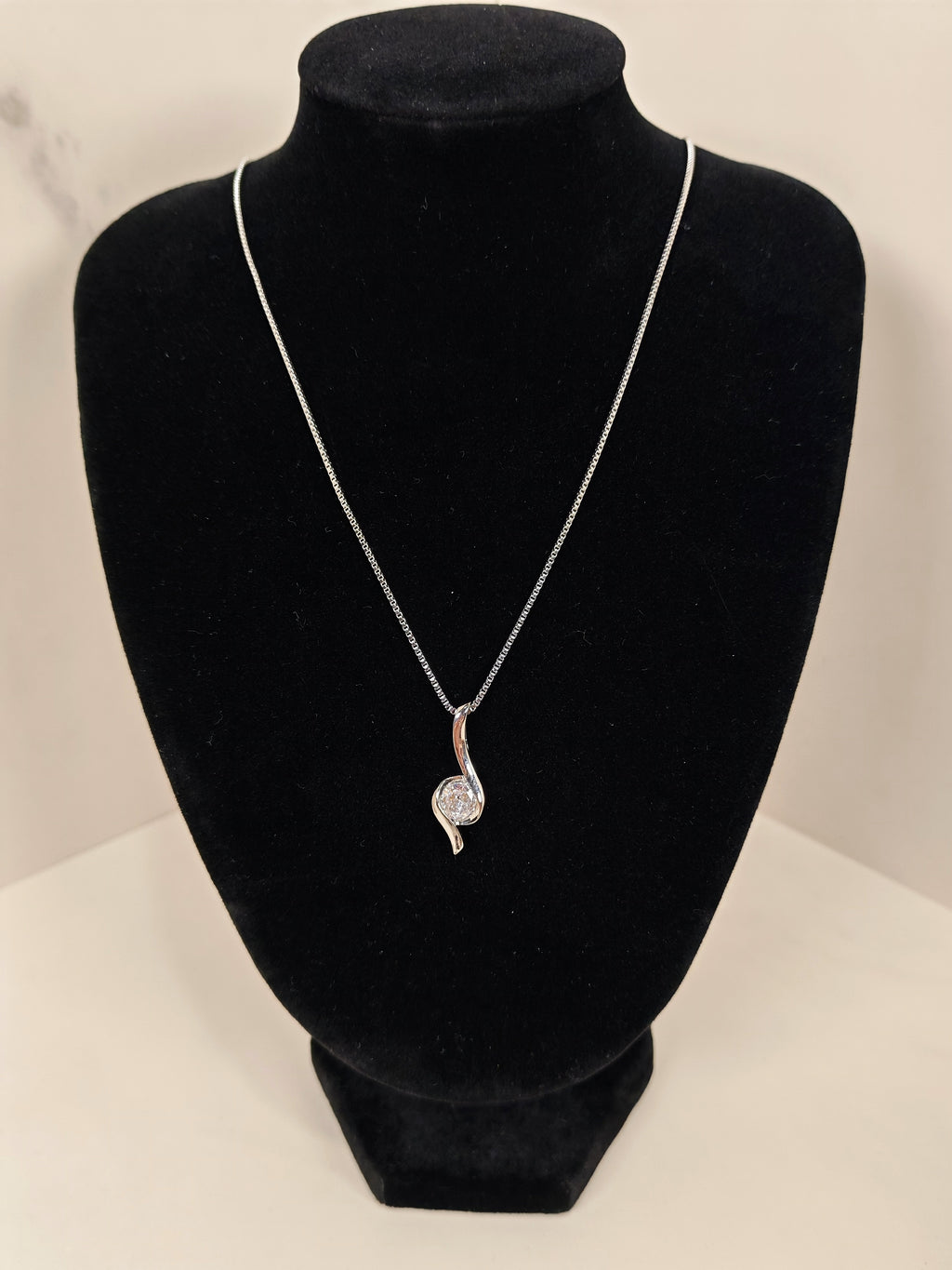 Collana Sinuosità Luminosa con Pendente Punto Luce
