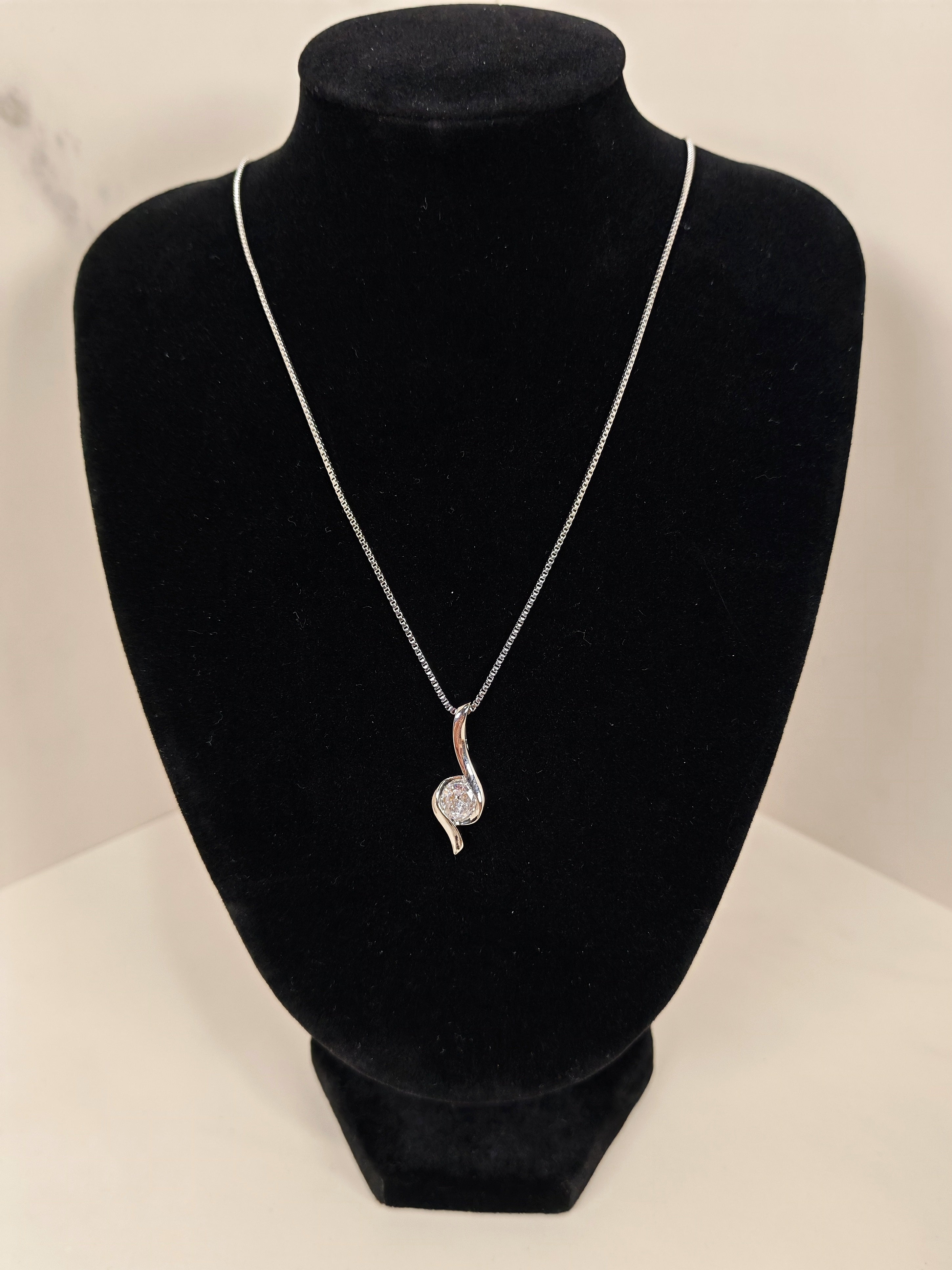 Collana Sinuosità Luminosa con Pendente Punto Luce