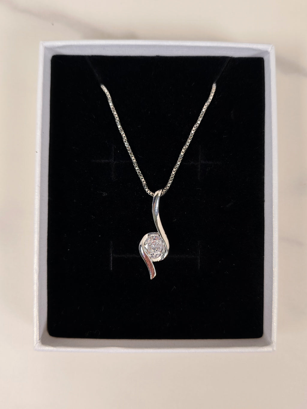 Collana Sinuosità Luminosa con Pendente Punto Luce