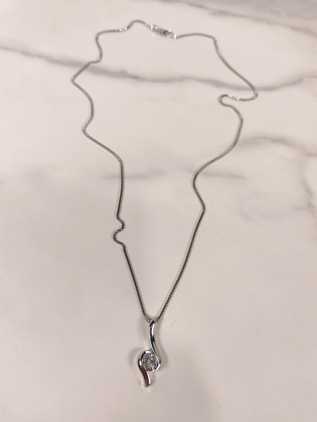 Collana Sinuosità Luminosa con Pendente Punto Luce
