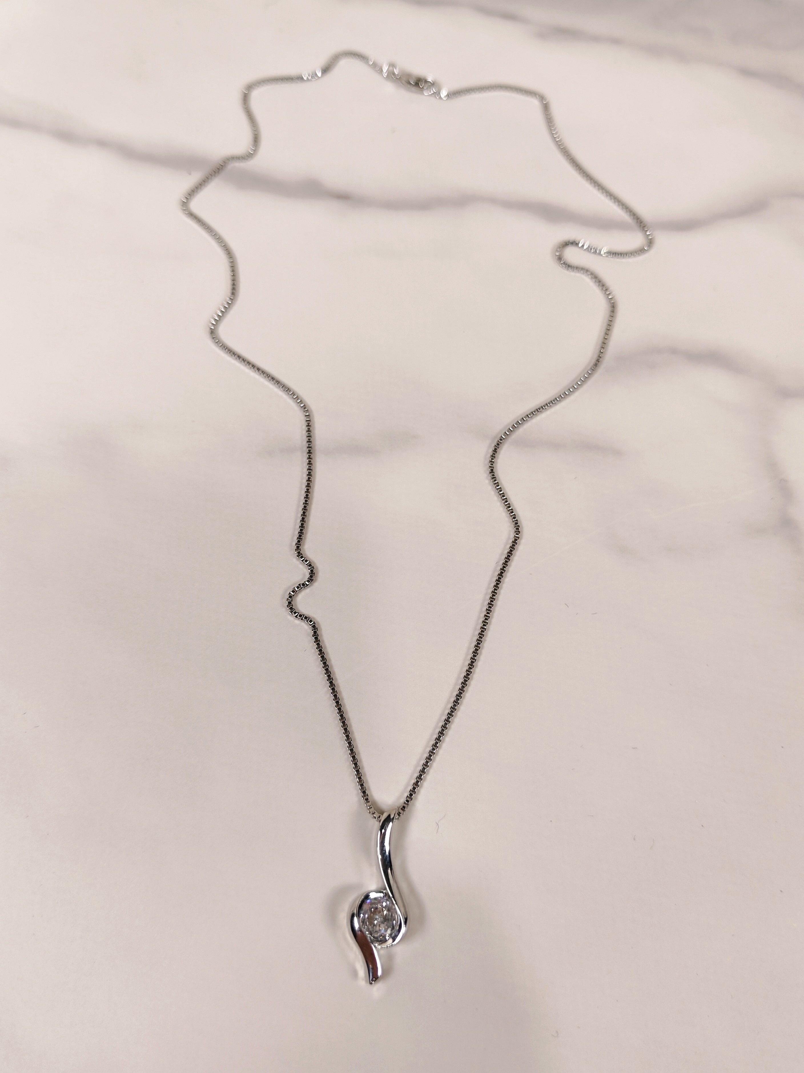 Collana Sinuosità Luminosa con Pendente Punto Luce