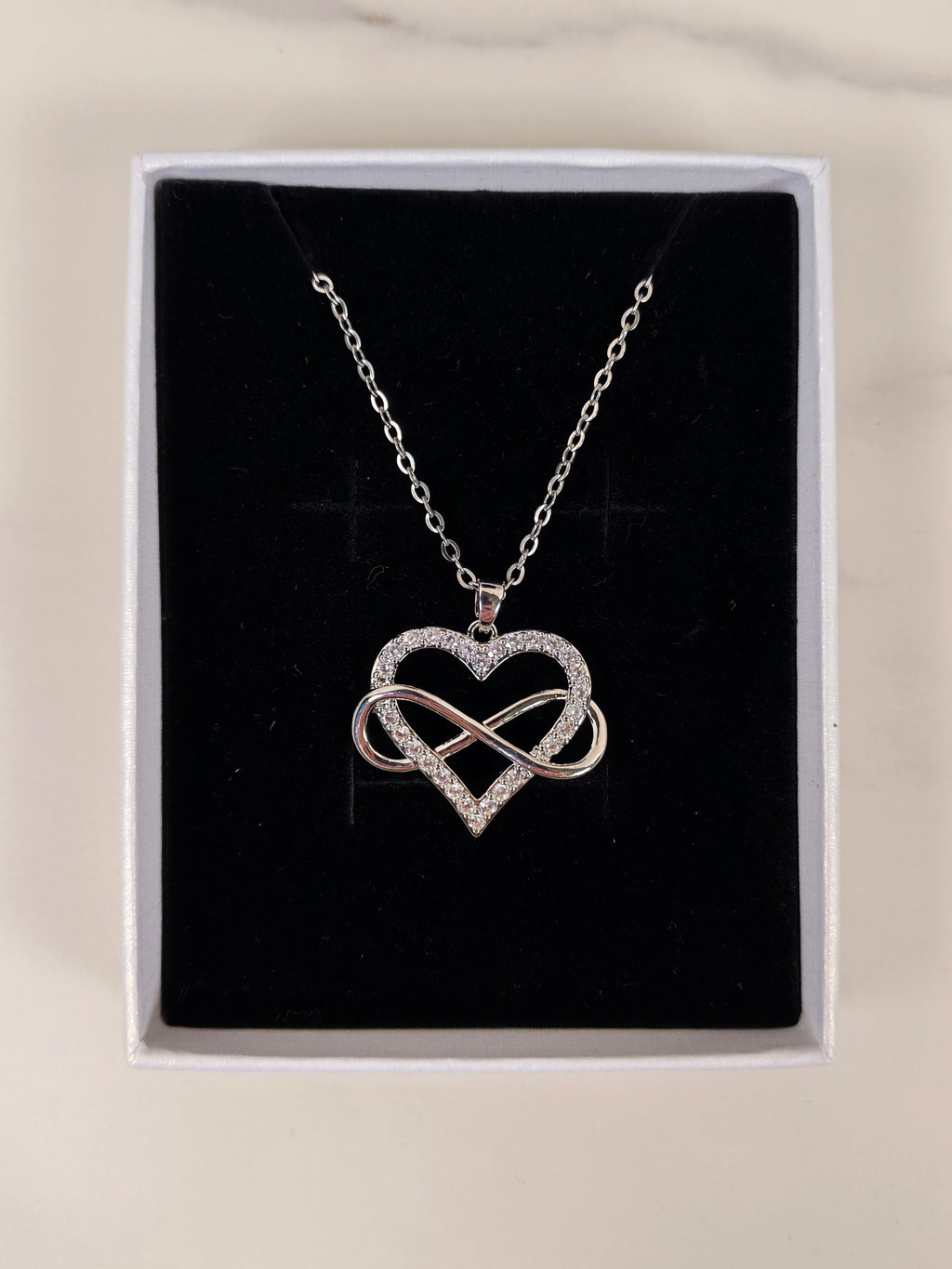 Collana Abbraccio Luminoso  Infinito con Cuore e Zirconi