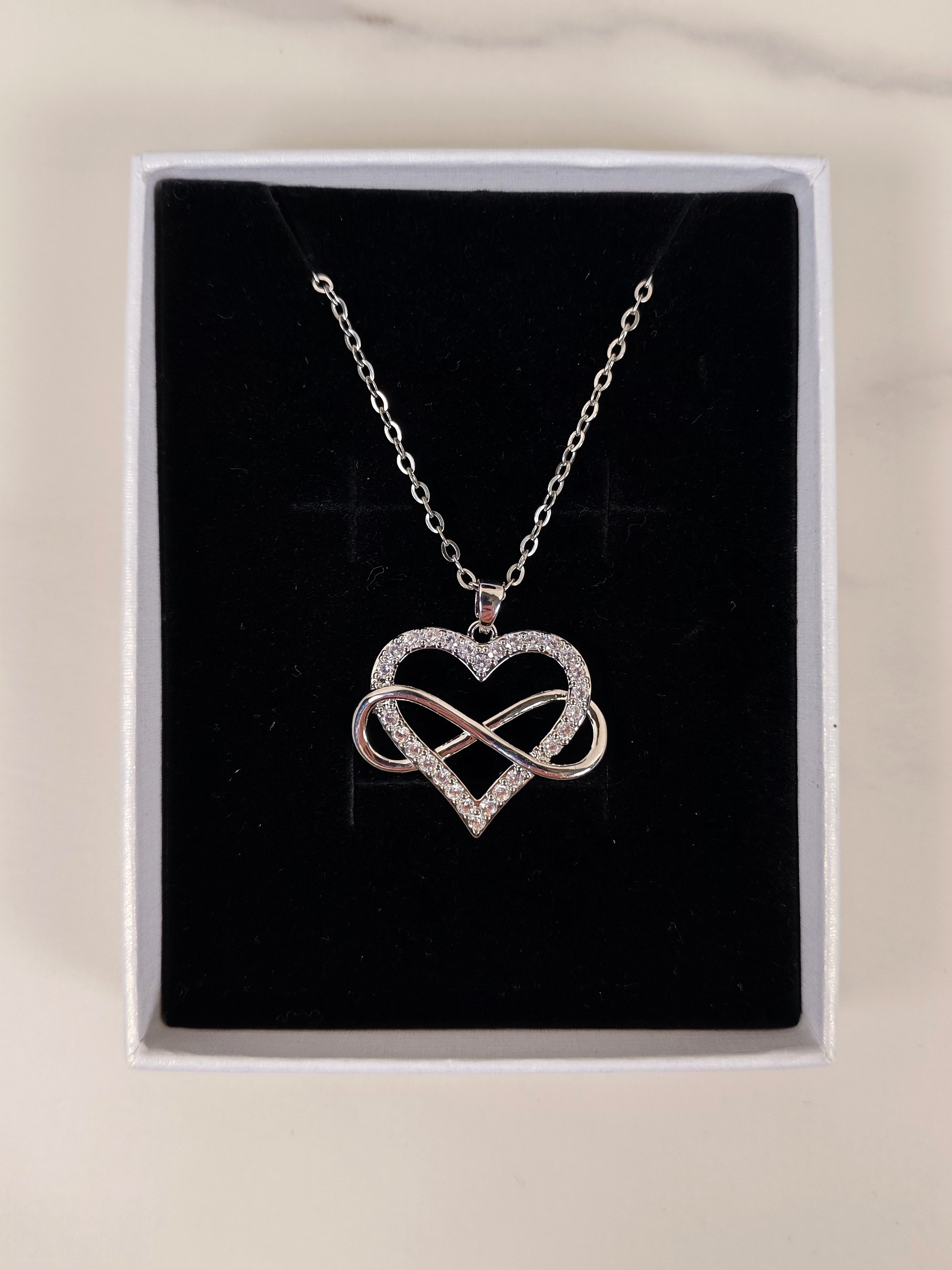 Collana Abbraccio Luminoso  Infinito con Cuore e Zirconi