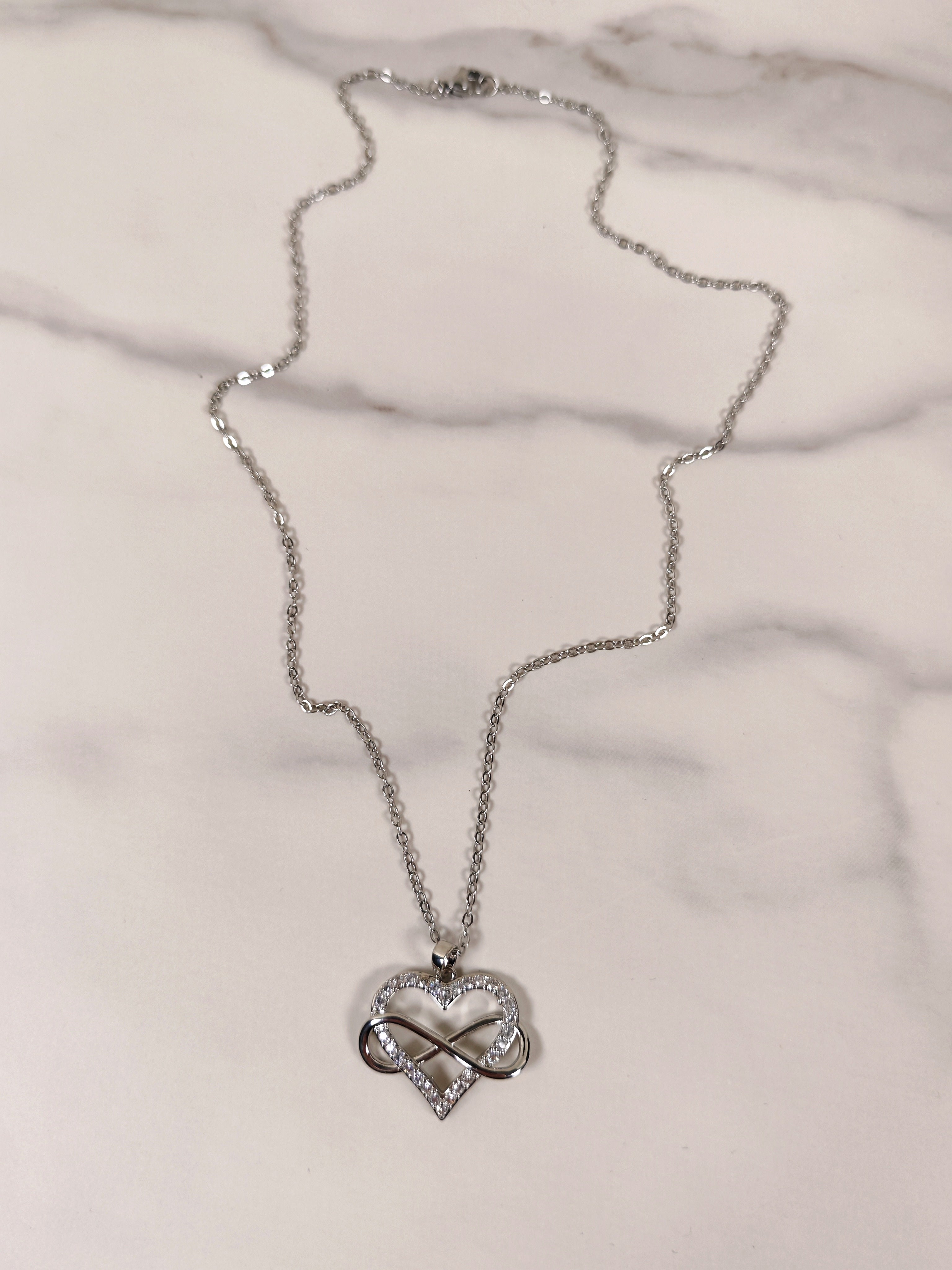 Collana Abbraccio Luminoso  Infinito con Cuore e Zirconi
