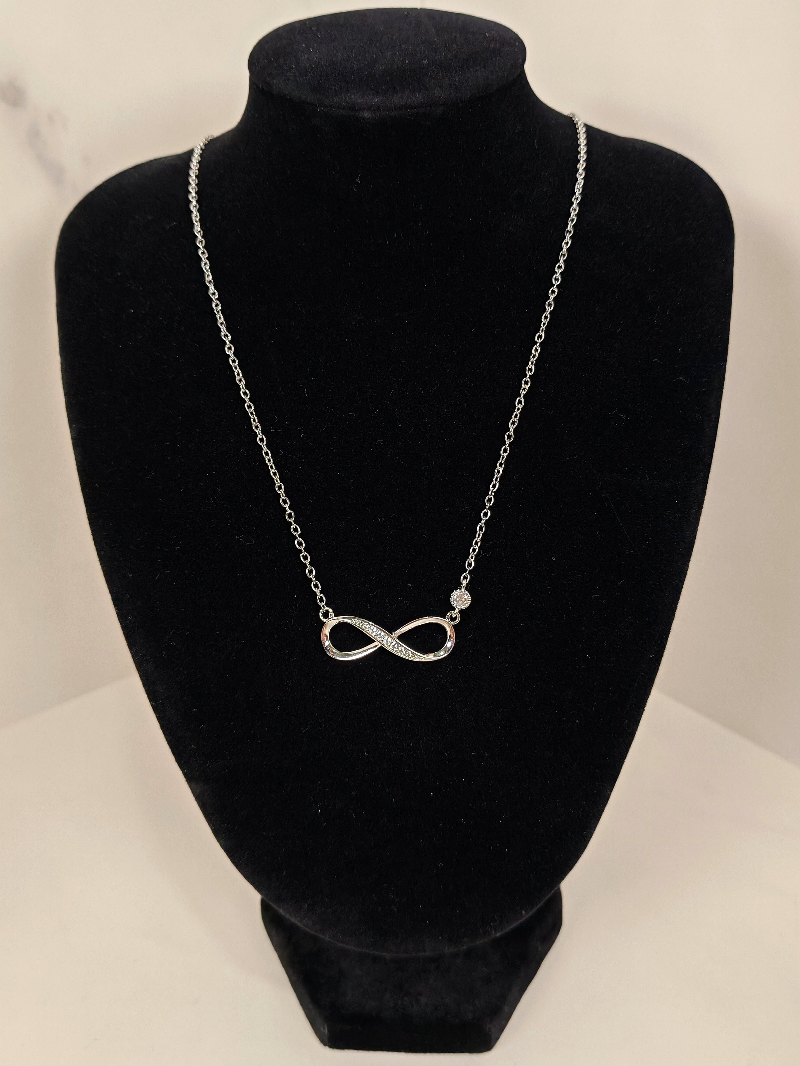 Collana Infinito Elegance con Zirconi Luminosi