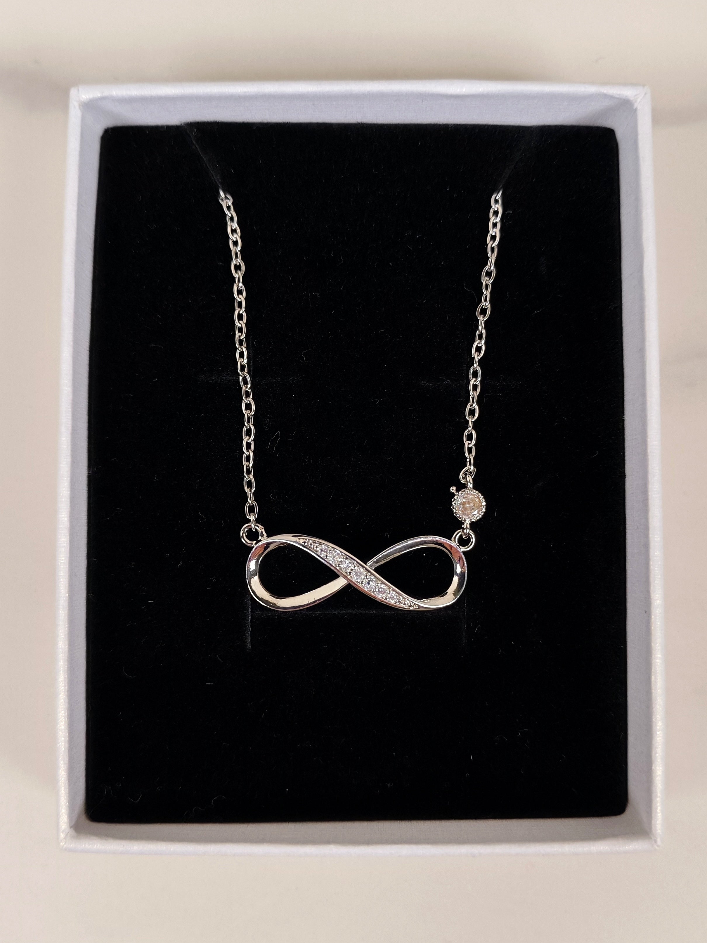 Collana Infinito Elegance con Zirconi Luminosi