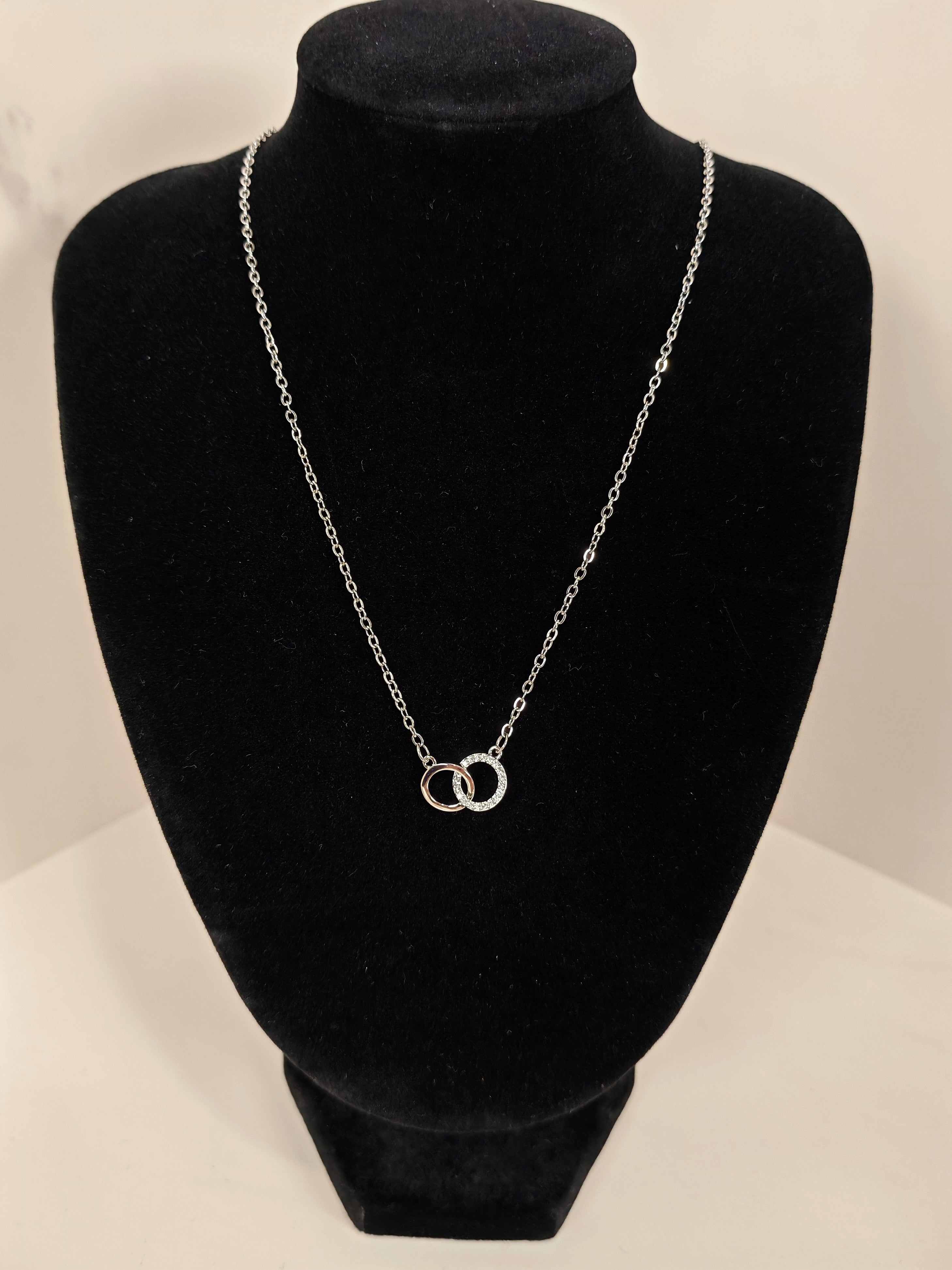 Collana con Pendente a Doppio Cerchio Intrecciato e Zirconi