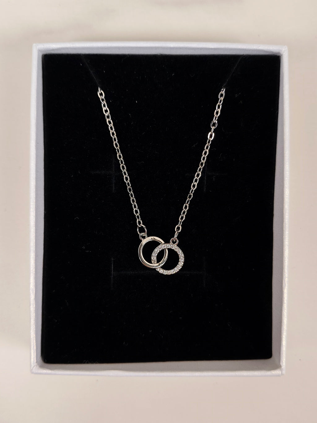 Collana con Pendente a Doppio Cerchio Intrecciato e Zirconi