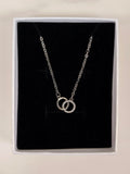 Collana con Pendente a Doppio Cerchio Intrecciato e Zirconi