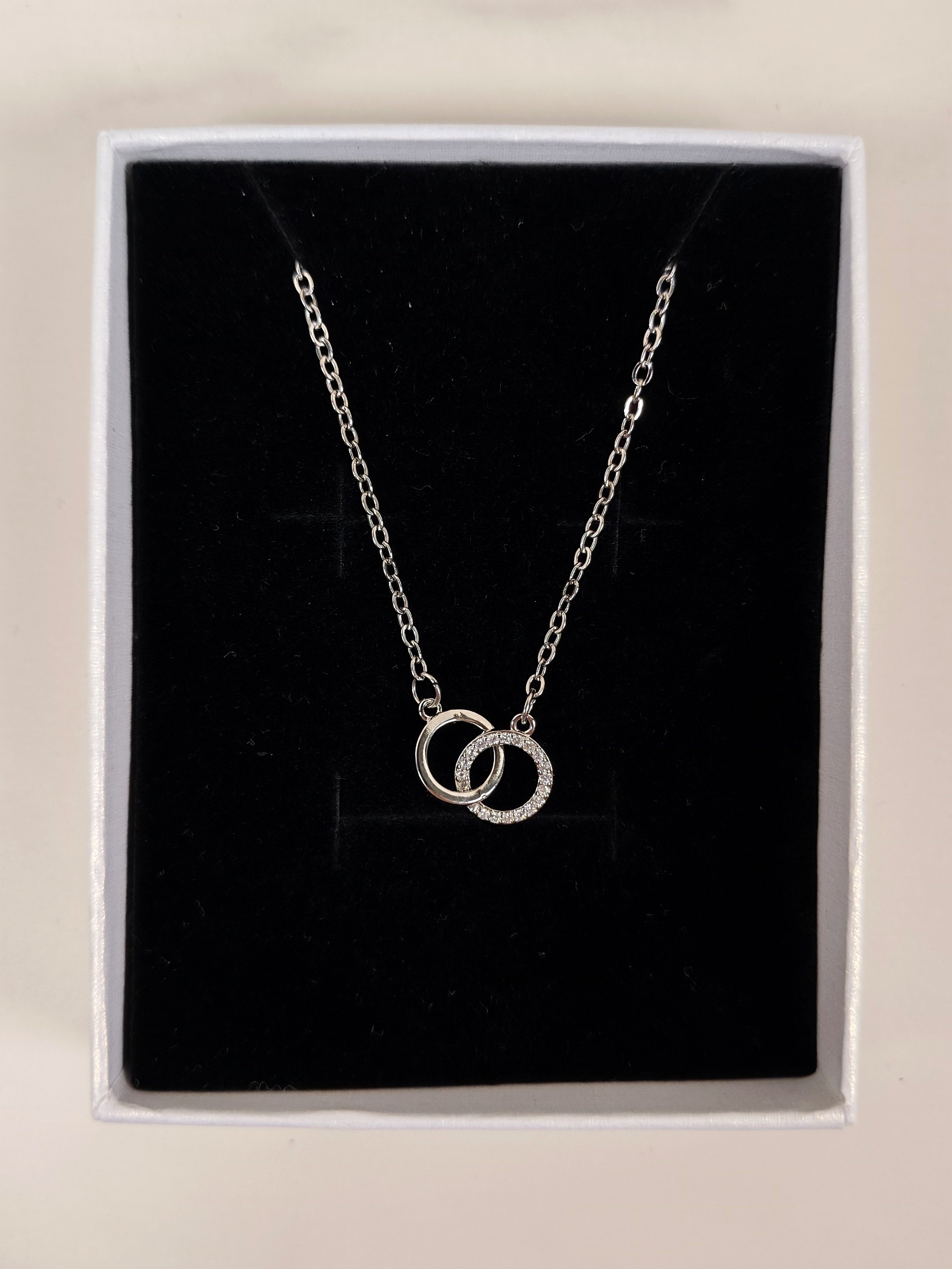 Collana con Pendente a Doppio Cerchio Intrecciato e Zirconi