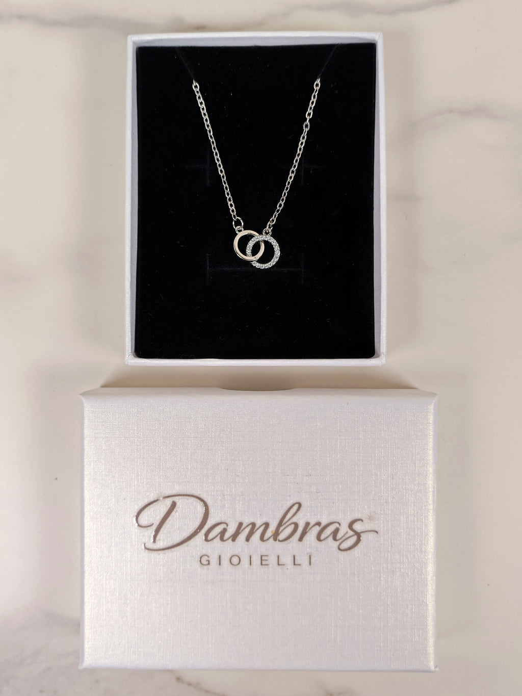 Collana con Pendente a Doppio Cerchio Intrecciato e Zirconi